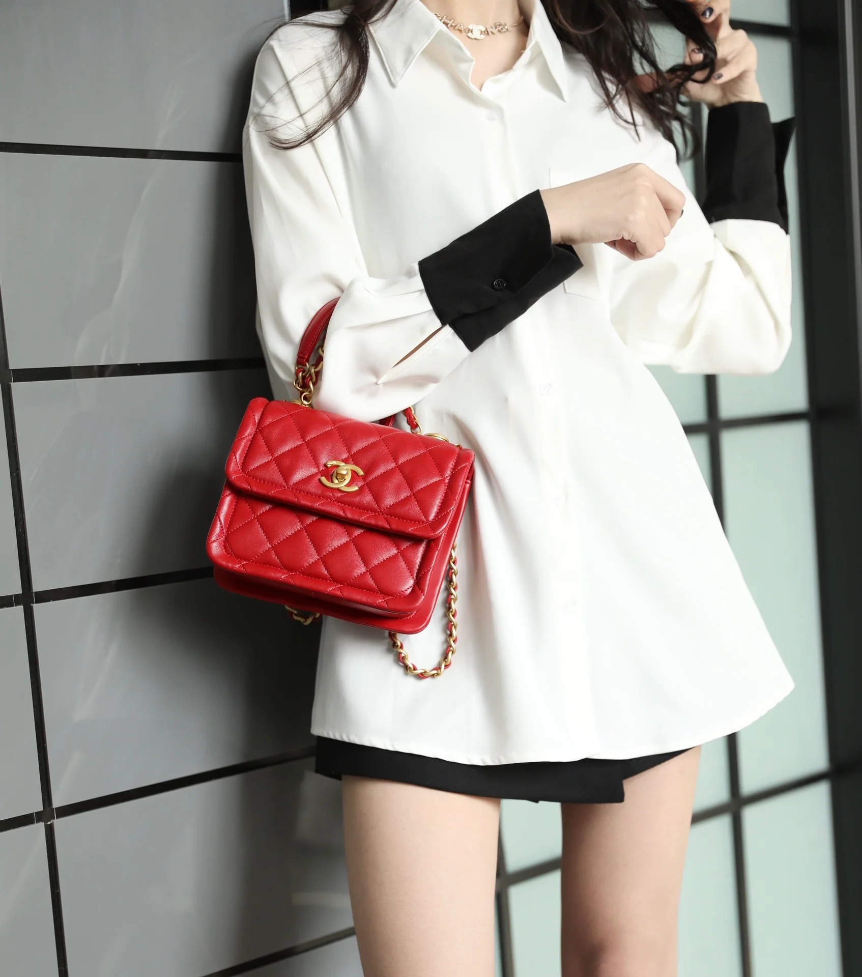 Маленькая сумка Chanel Tofu Bag - красная с золотой фурнитурой.