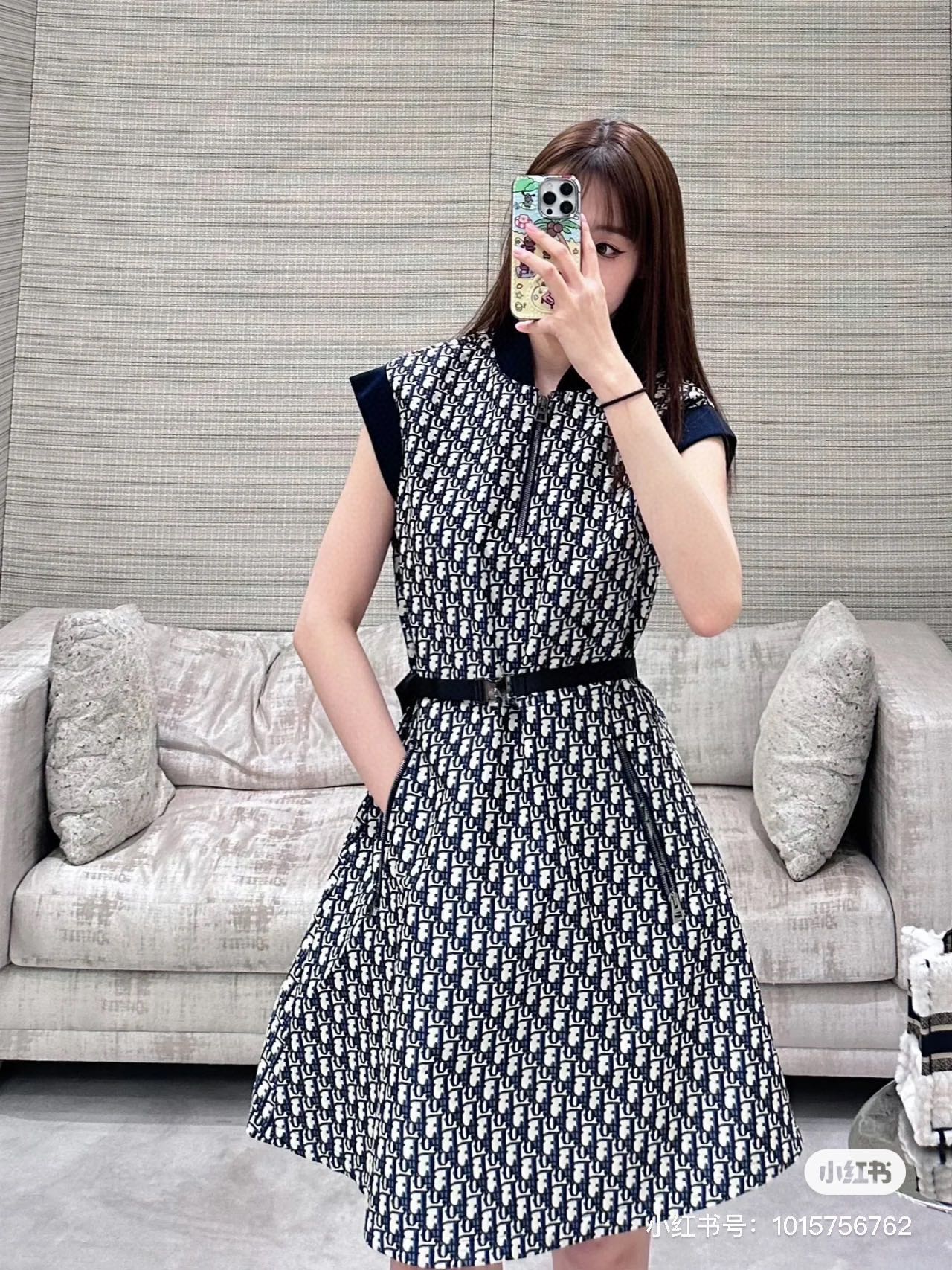 Платье Dior 2403-24 ?Ранняя весна? с воротником-стойкой, застежкой-молнией и монограммой на канве, с короткими рукавами-крылышками.