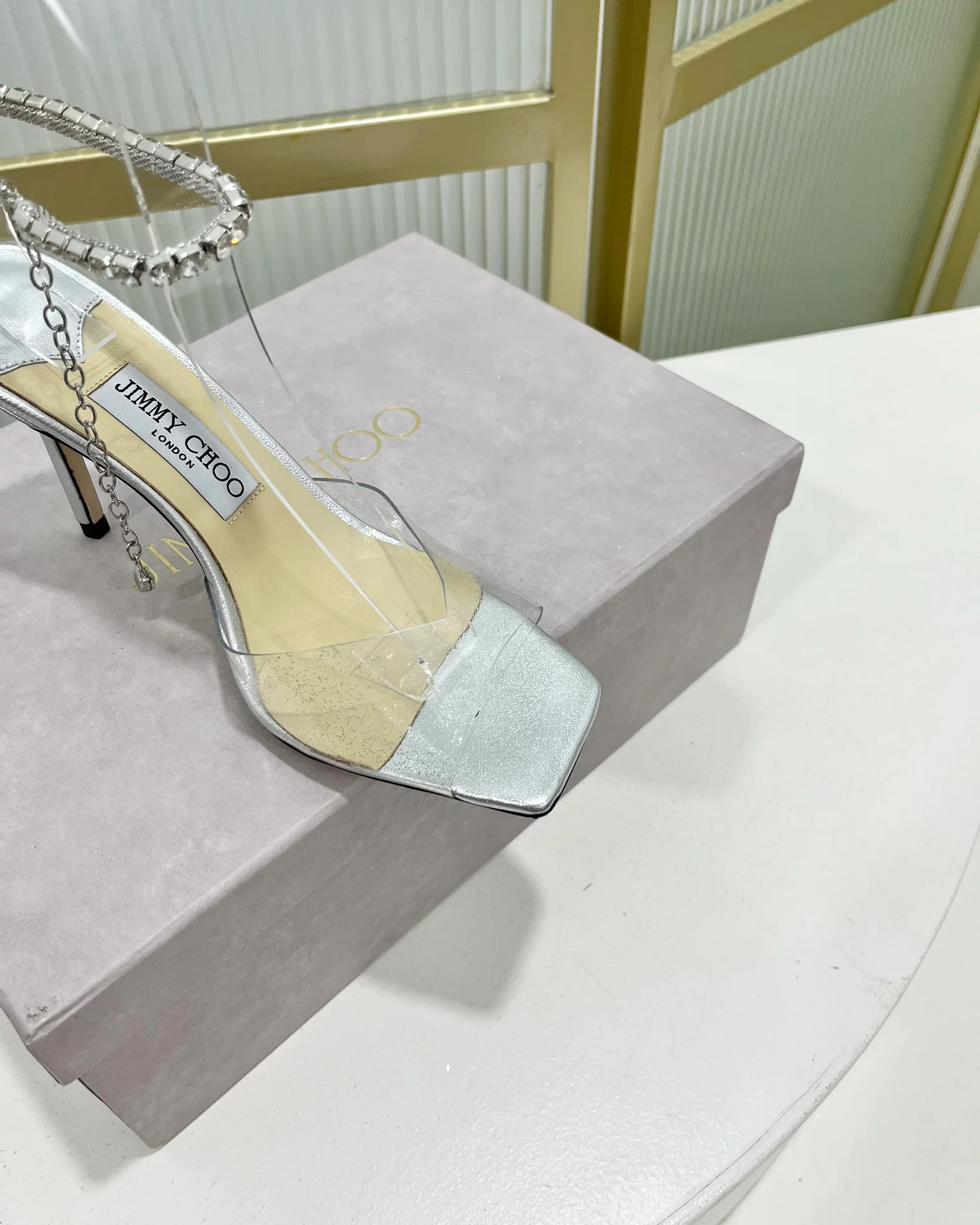 Jimmy - Новинка 2023 года - Босоножки на высоком каблуке с открытым носком и цепочкой - 8-5 см - Серебристые