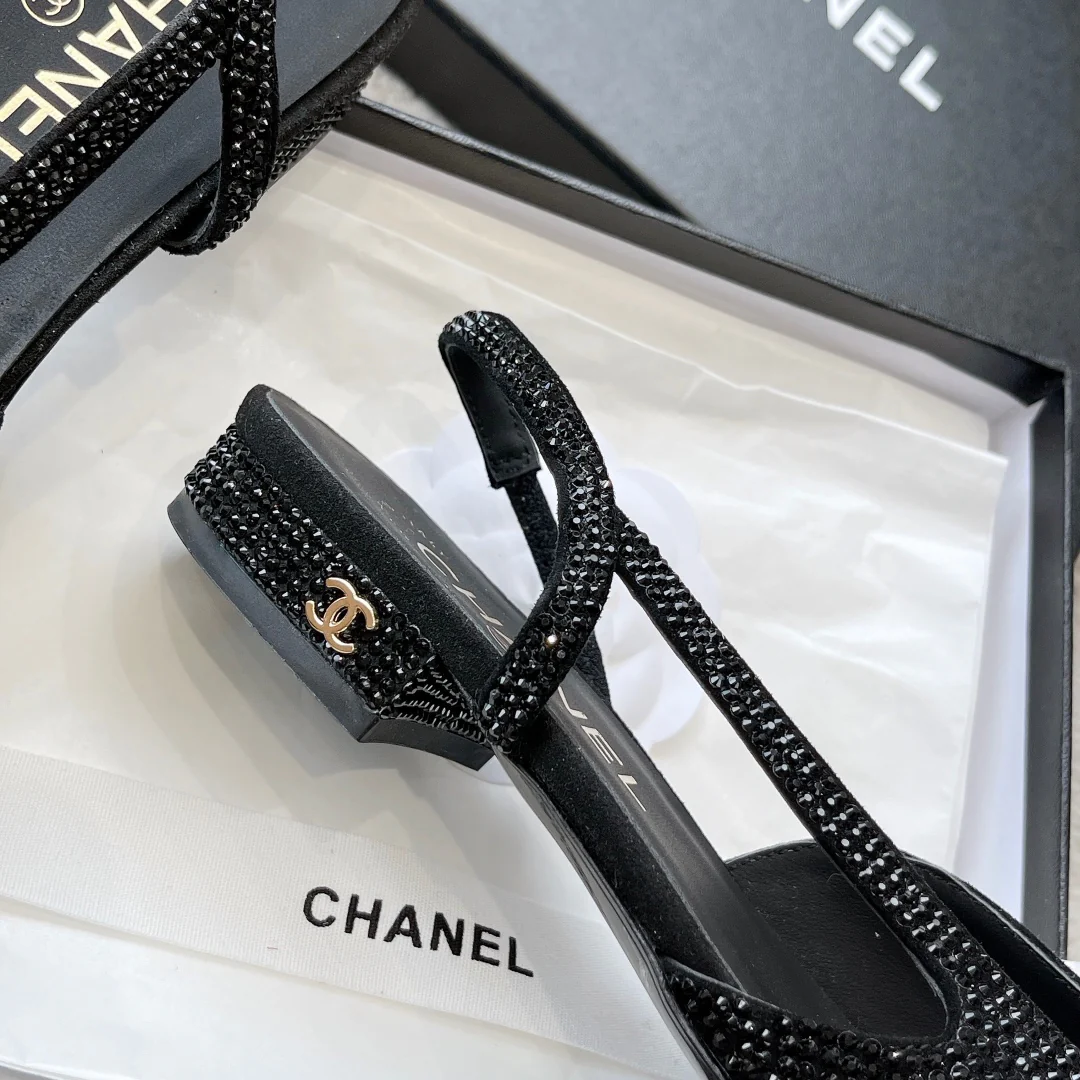 Chanel - Атласные сандалии без каблука со стразами - Черные