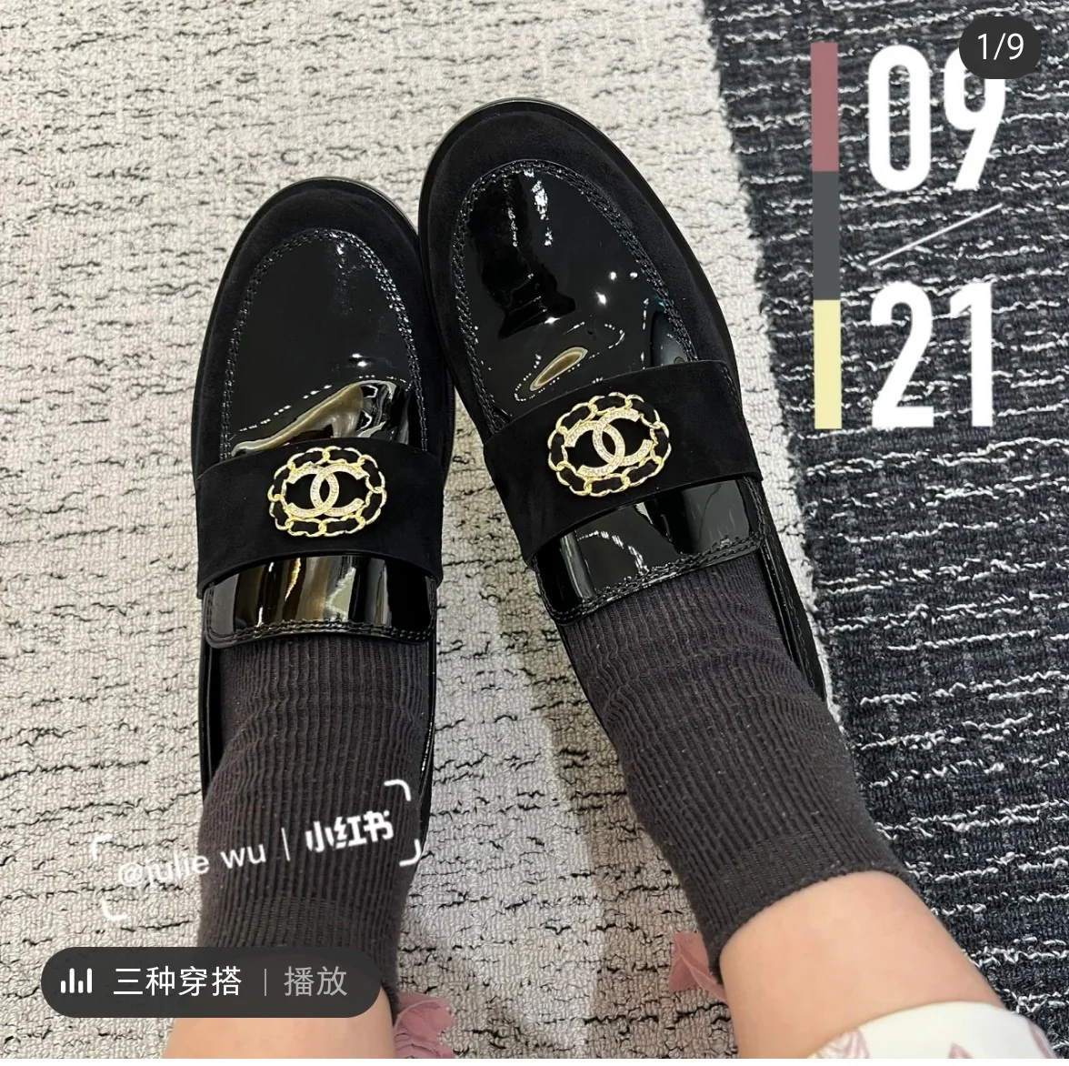 Винтажные лоферы Chanel — на фото.