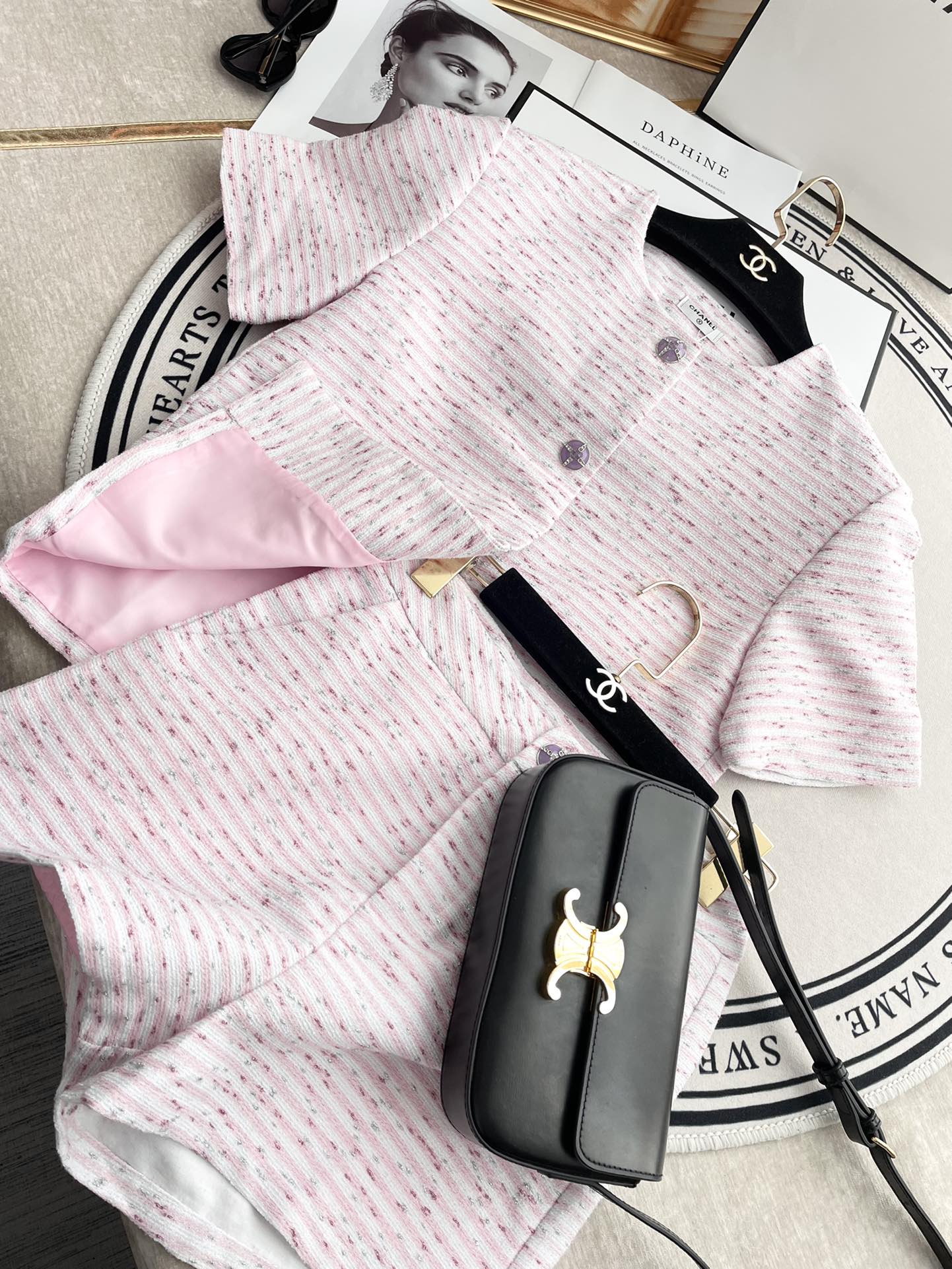 Chanel 2403 - Комплект из шерстяной куртки с короткими рукавами и шорт.