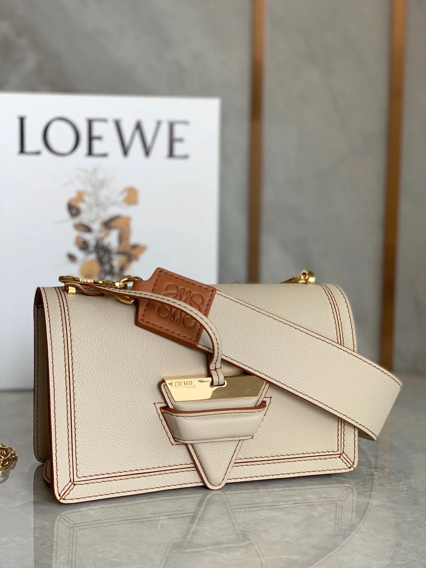 Треугольная сумка Loewe - Мягкая зернистая кожа - Телячья кожа