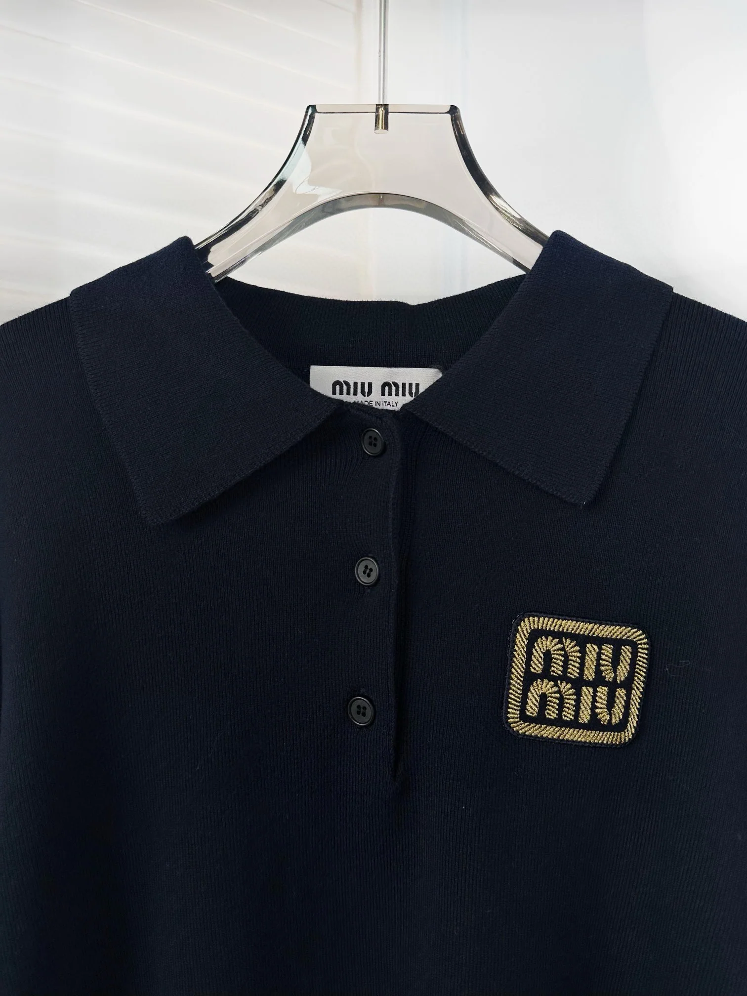 Miu Miu-2404 - Футболка с коротким рукавом и объемной аппликацией в стиле Color Blocked.