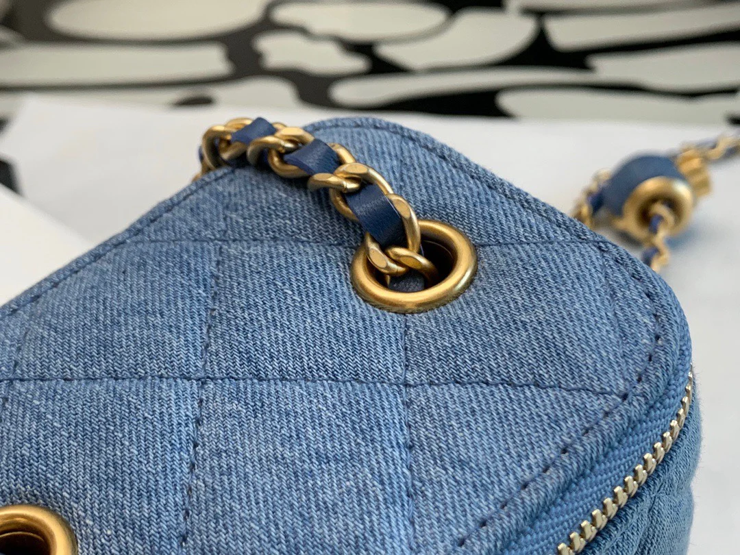 Маленькая квадратная коробочка Chanel Denim Gold Ball, светло-голубая.