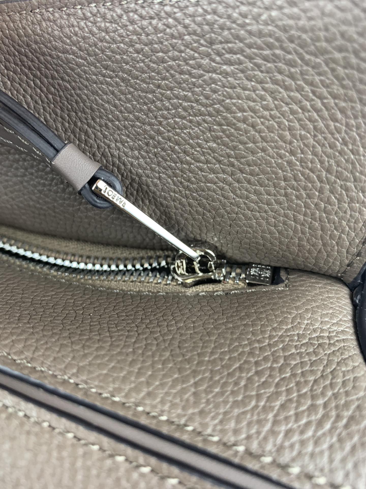 Сумка Loewe Puzzle, телячья кожа, серо-коричневая, маленькая.