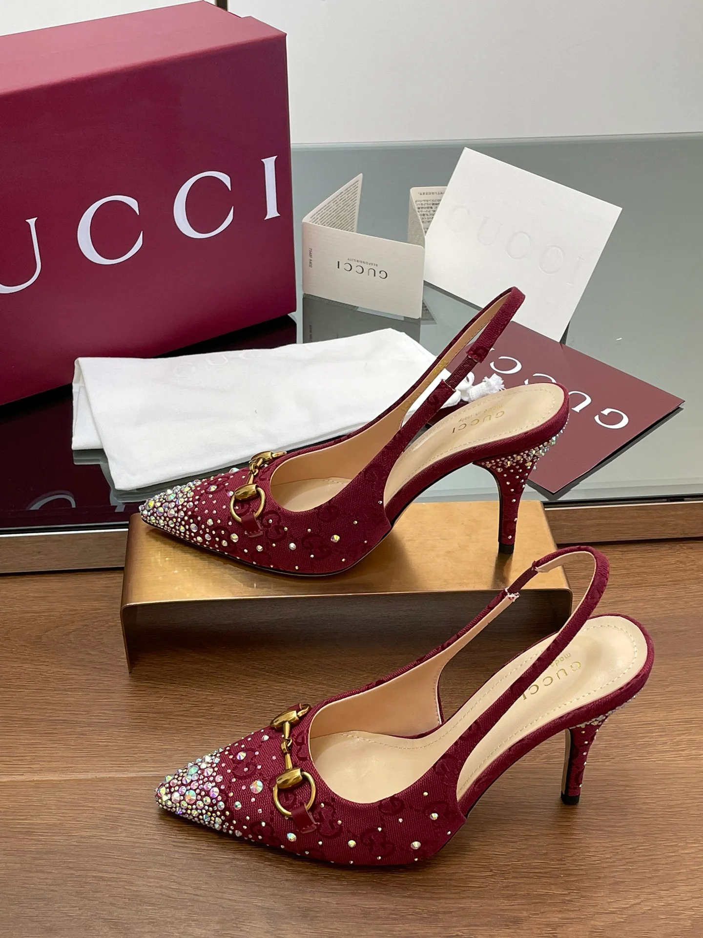 Сандалии Gucci 2025 с острым носком - красные