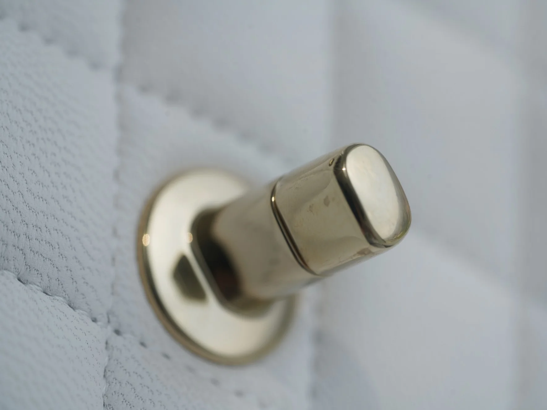 Классическая сумка Chanel с клапаном - белая.