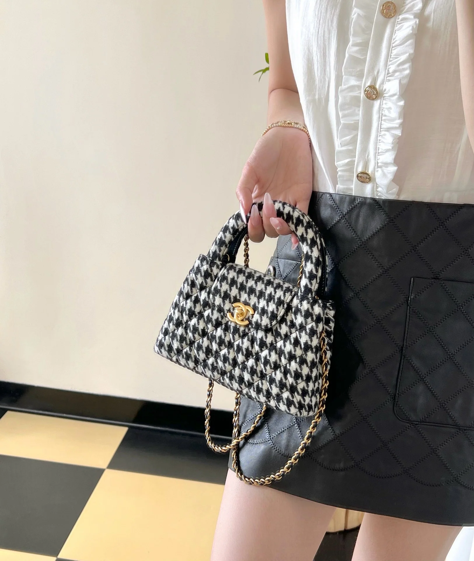 Сумка Chanel Kelly на цепочке с узором ?гусиная лапка?.