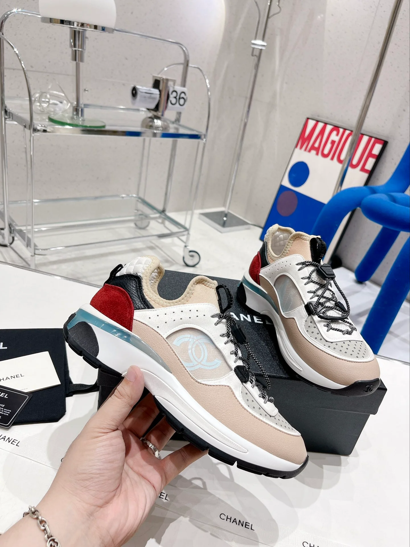 Новые поступления с показа Chanel весна/зима 2022 — повседневные кроссовки в стиле колор-блок — розово-белые.