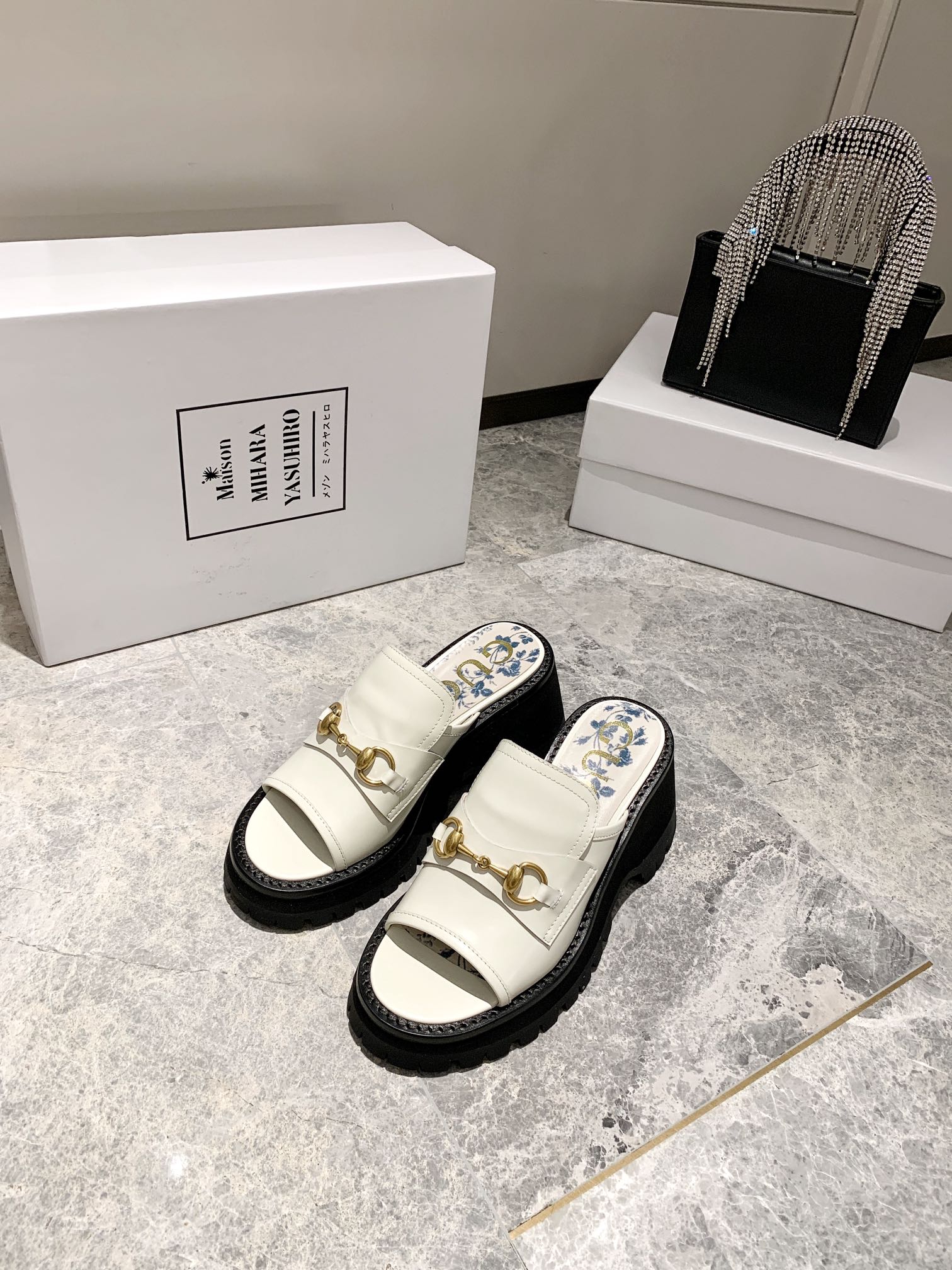 Сандалии Gucci Retro Street с пряжкой на платформе