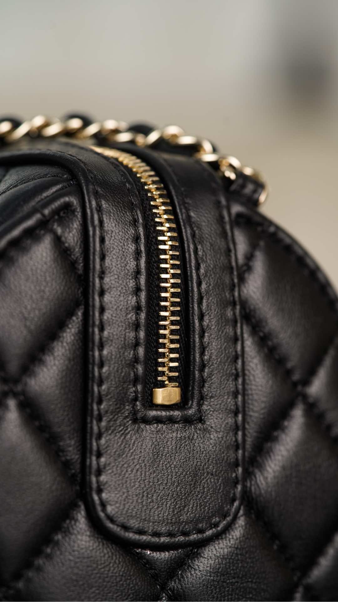 Сумка Chanel 25c Boston Bowling Bag — черно-золотая.