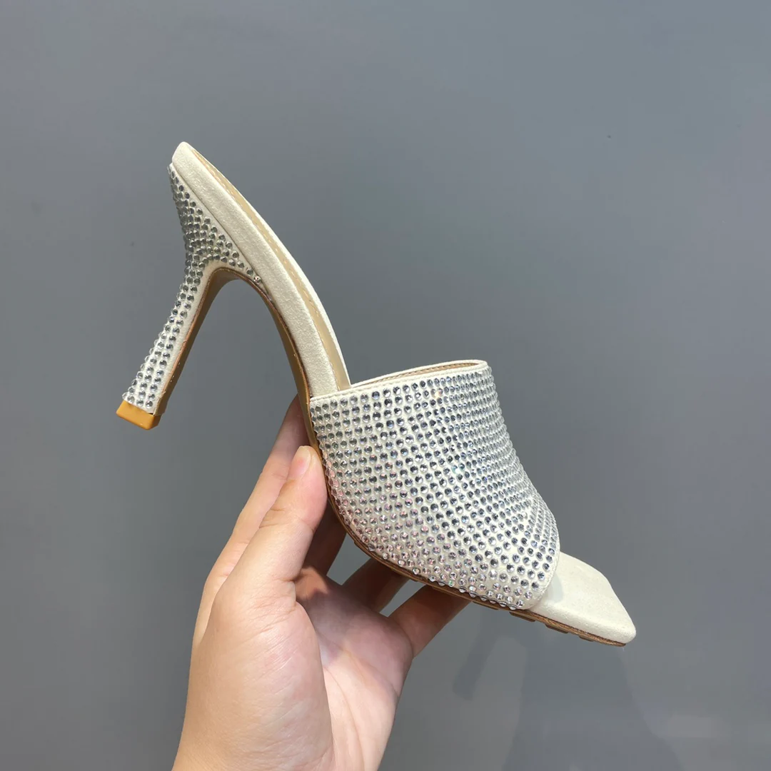 Сандалии на высоком каблуке из коллекции BV-2022 с подиума - 1