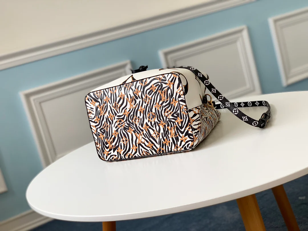 lv-m44679-neonoe handbag jungle-capsule series