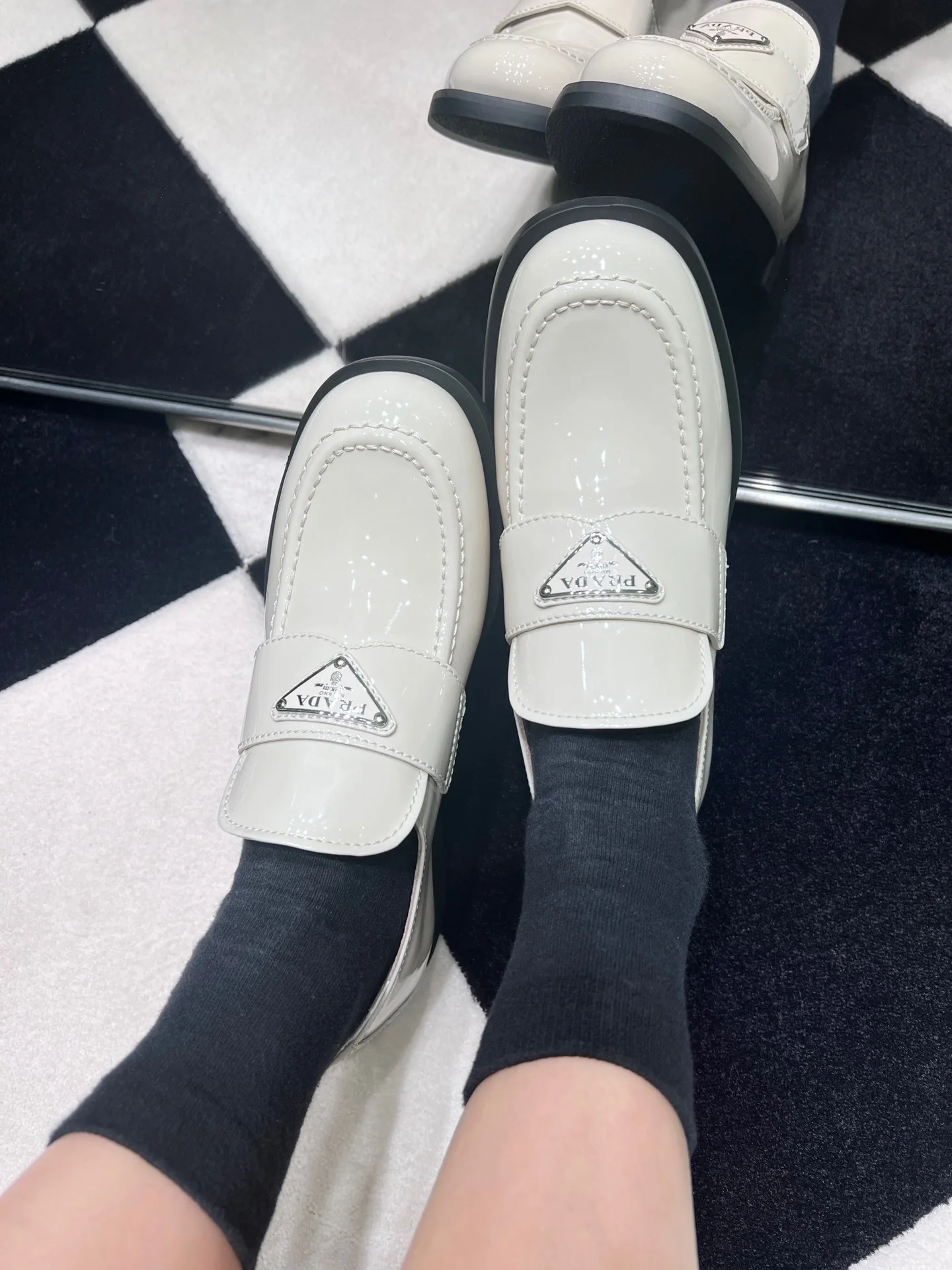 Кожаные лоферы Prada 2024 - белые