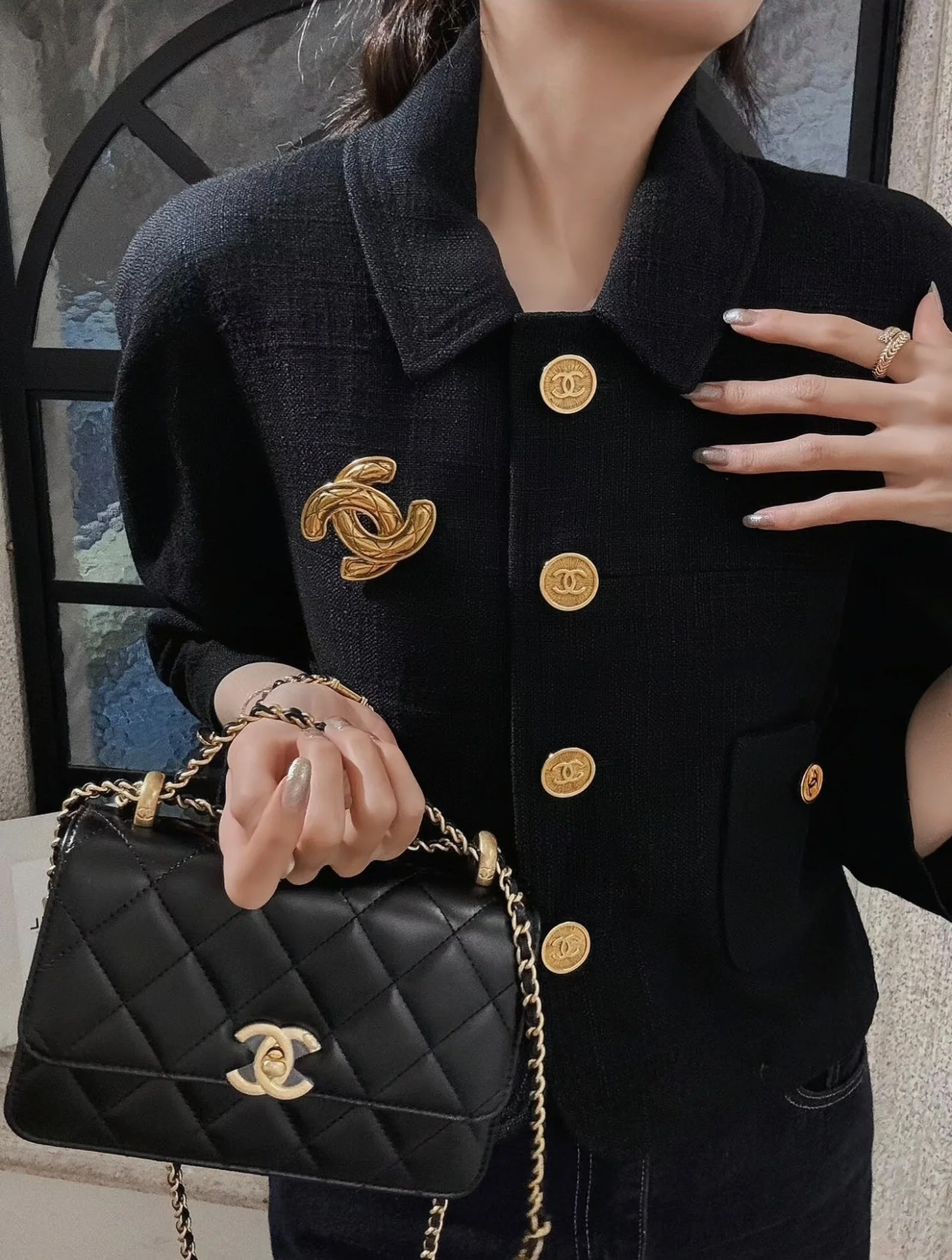 Маленькая черная сумка Chanel 24c с двойным золотым бисером и клапаном.