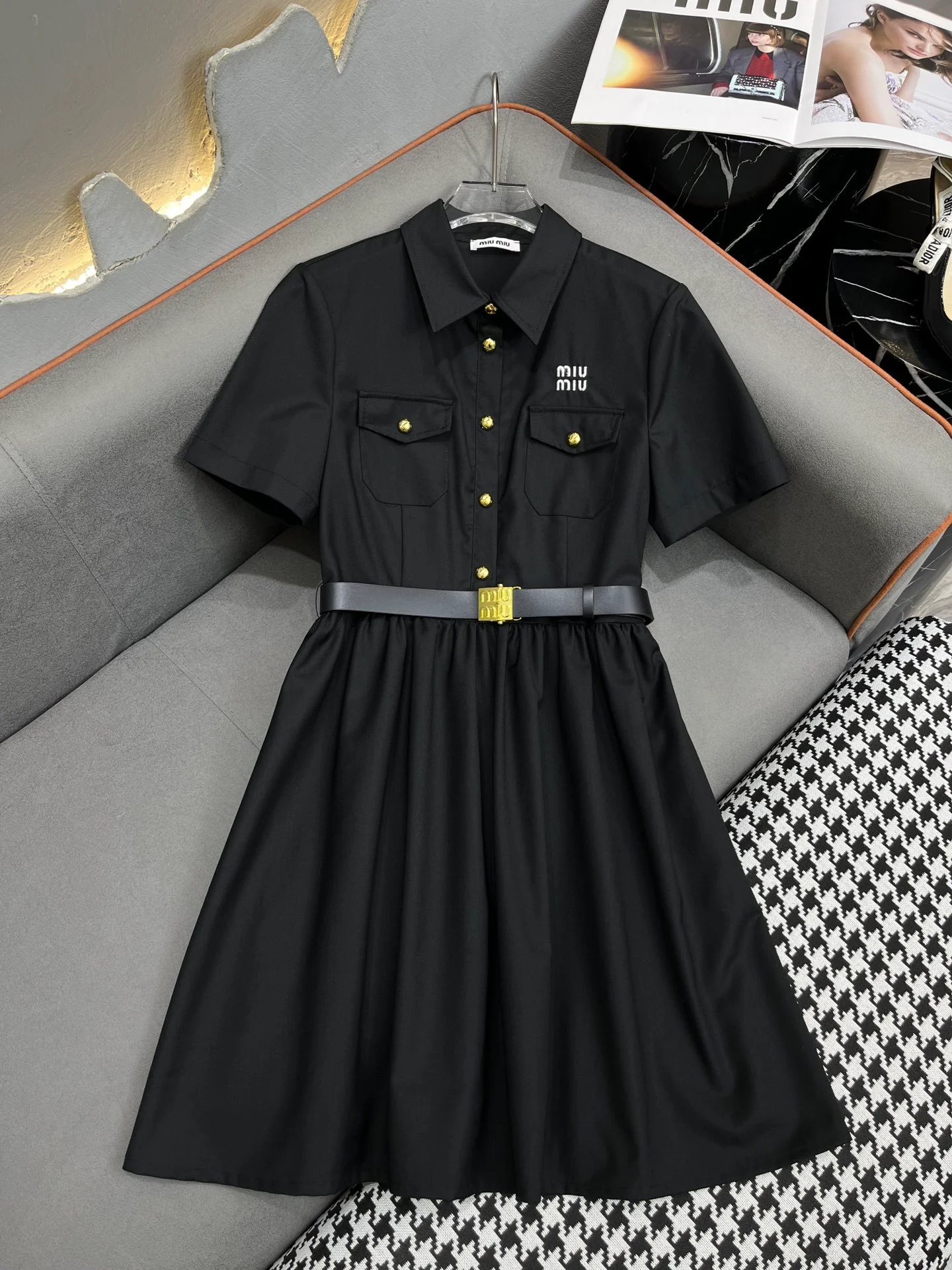 Miu Miu - Летнее платье нового стиля 2404-24ss с отложным воротником, вышивкой в ??виде букв и поясом - Модное черное