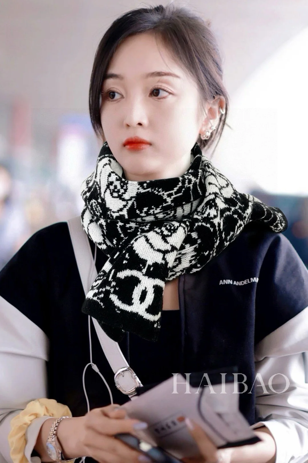 Вязаный шарф Chanel ?Камелия? 2024 года