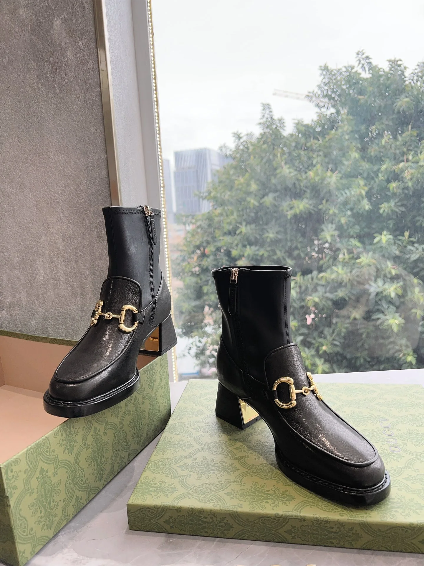 Новинка сезона осень/зима 2023 от Gucci - Ботильоны на массивном каблуке с застежкой-молнией - Черные