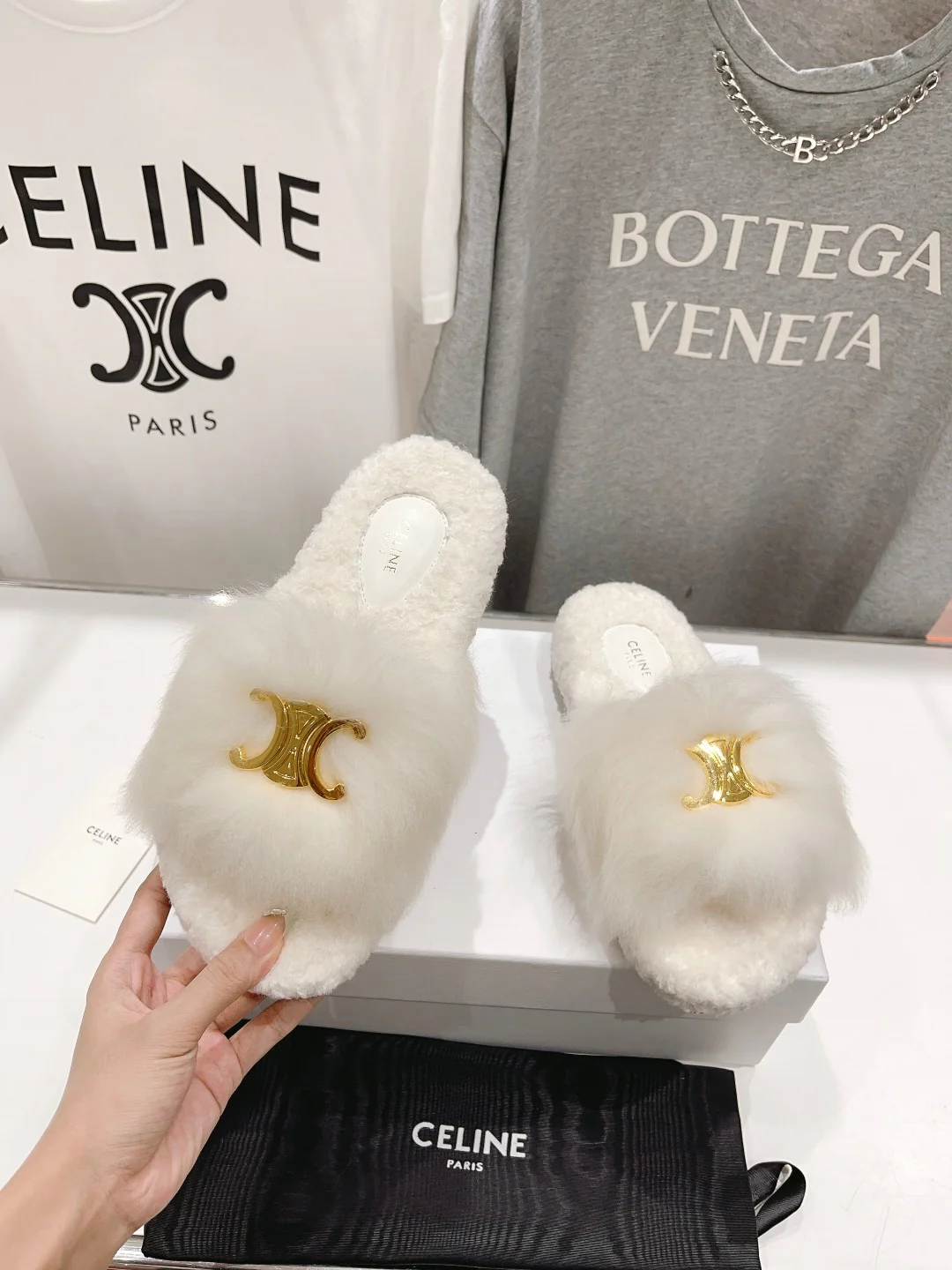 Новинка сезона осень/зима 2023 от Celine - Шерстяные тапочки - Перекрестный крой - Белый - 1