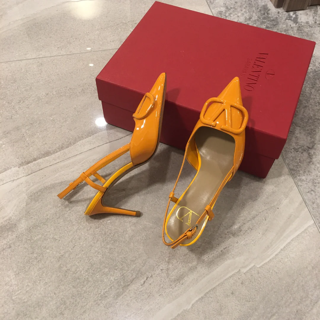 Лакированные сандалии Valentino с острым носком, оранжевые.
