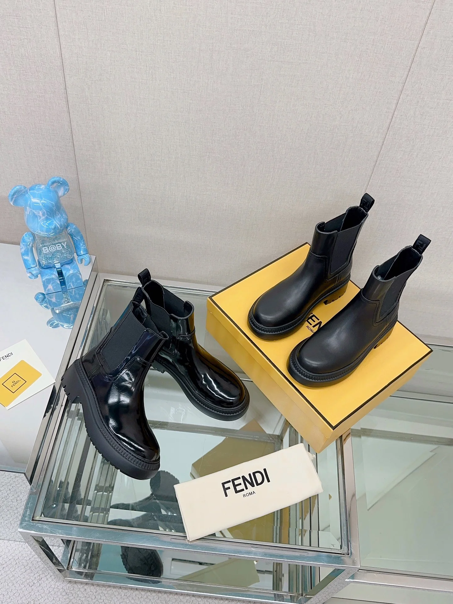 Новинка сезона осень/зима 2023 от Fendi — ботильоны-челси на платформе с эластичным поясом — глянцево-черные.