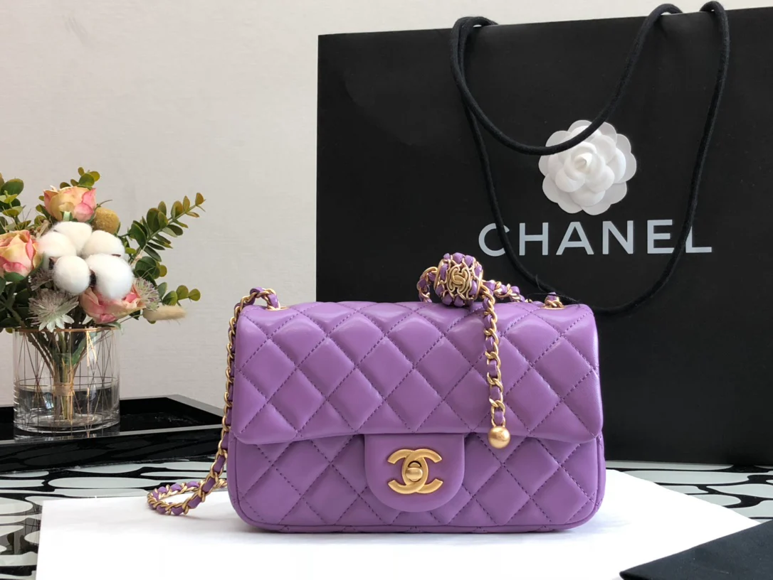 Chanel 2022, последняя модель сумки Golden Globe Square Fat Flap Bag.