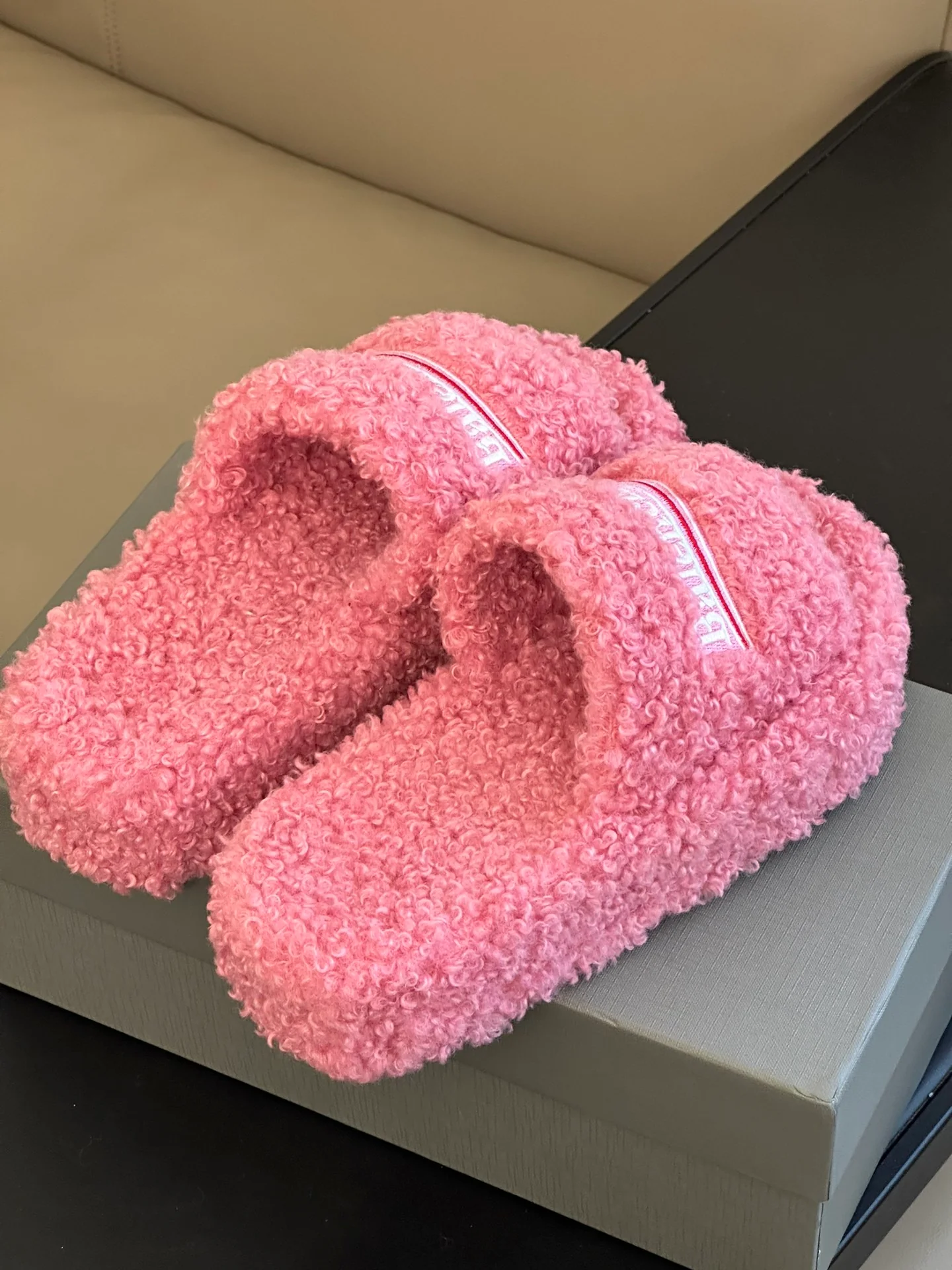 Новинка сезона осень/зима 2023 от Balenciaga - Меховые тапочки на платформе - Розовые