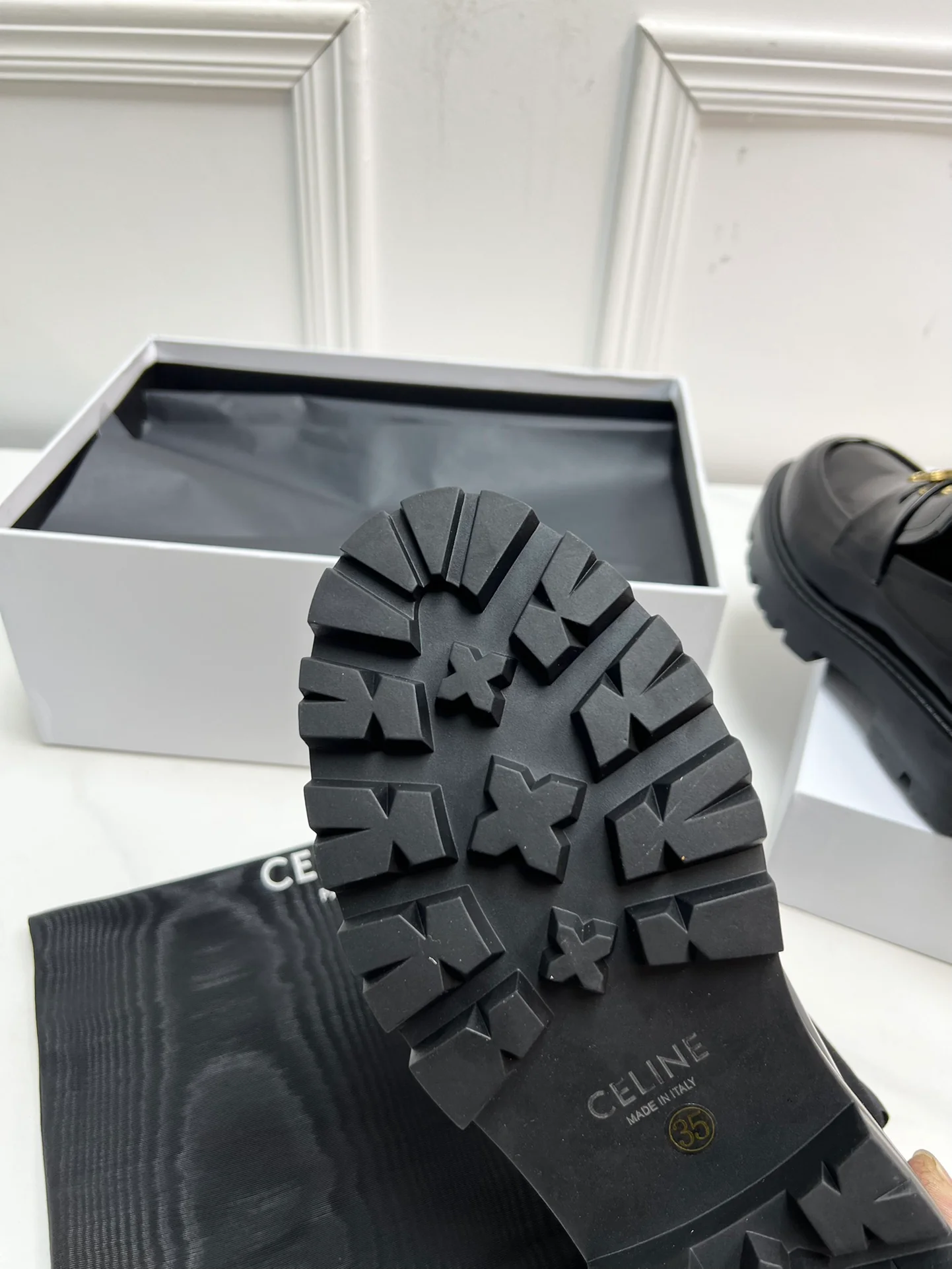 Новинка сезона весна/лето 2023 от Celine - Ретро-лоферы - Черные