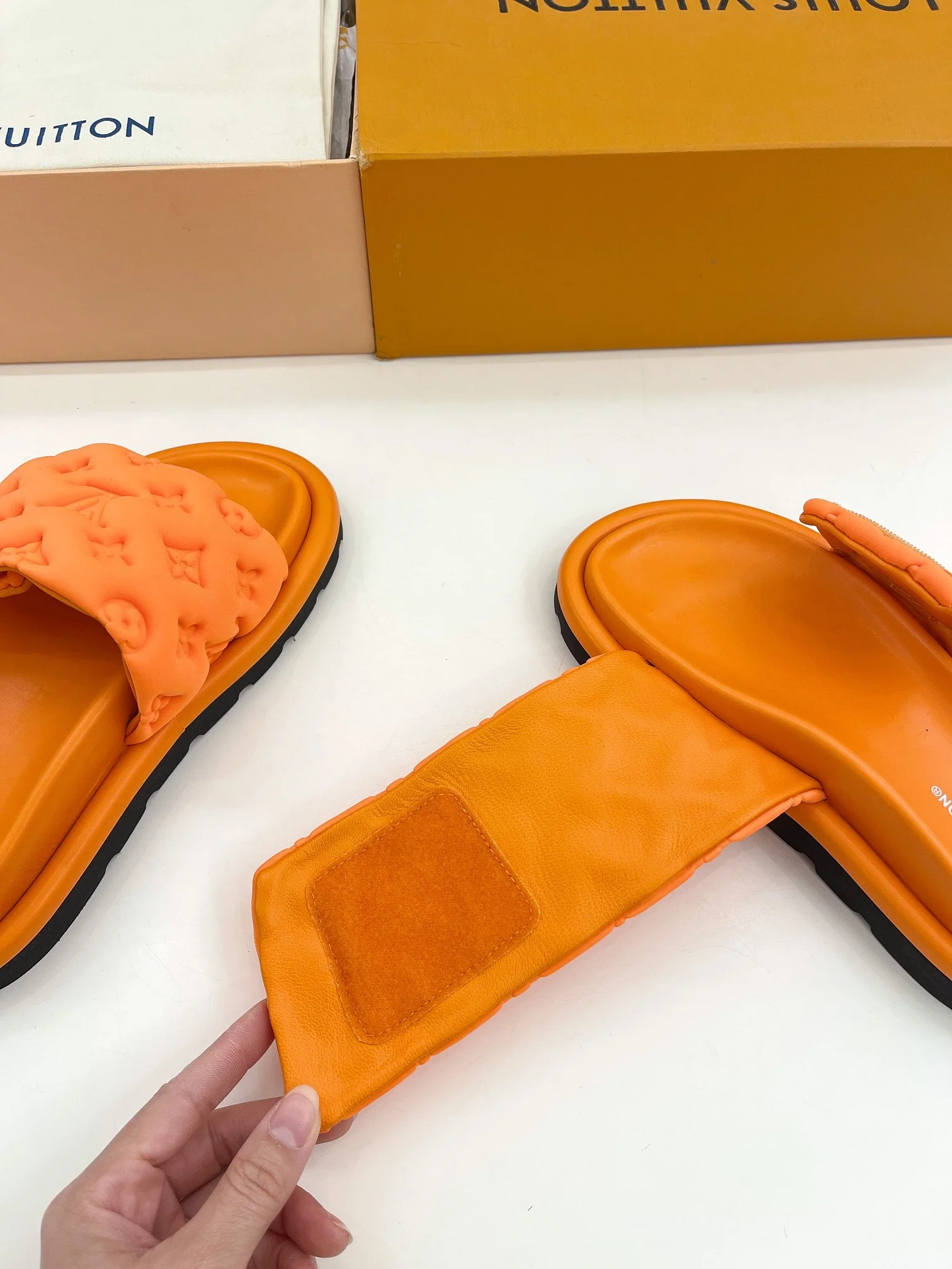 Новинка сезона весна/лето 2023 от LV - Тисненые тапочки - Оранжевые
