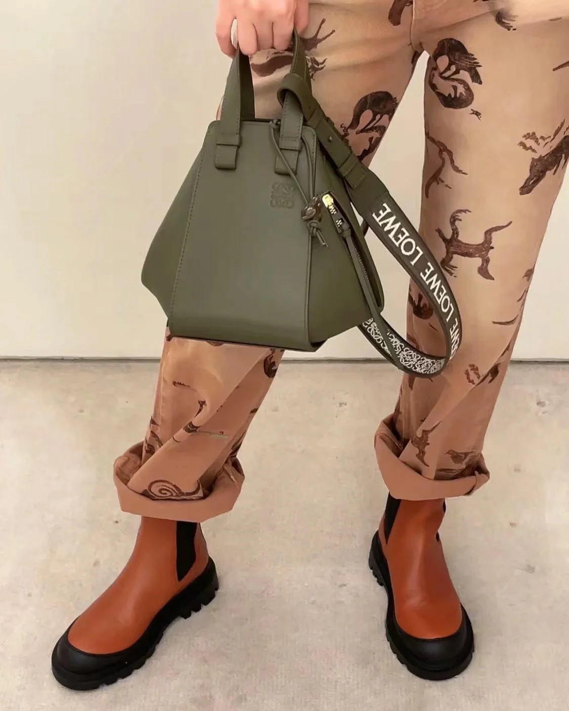 Сумка Loewe Hammock - атласная телячья кожа - маленькая - зеленая