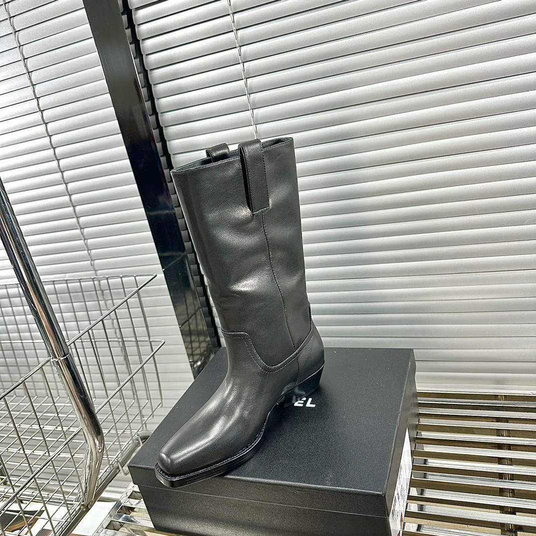 Новинка сезона осень/зима 2023 от Chanel - Мотоциклетные ботинки на низком каблуке - Черные