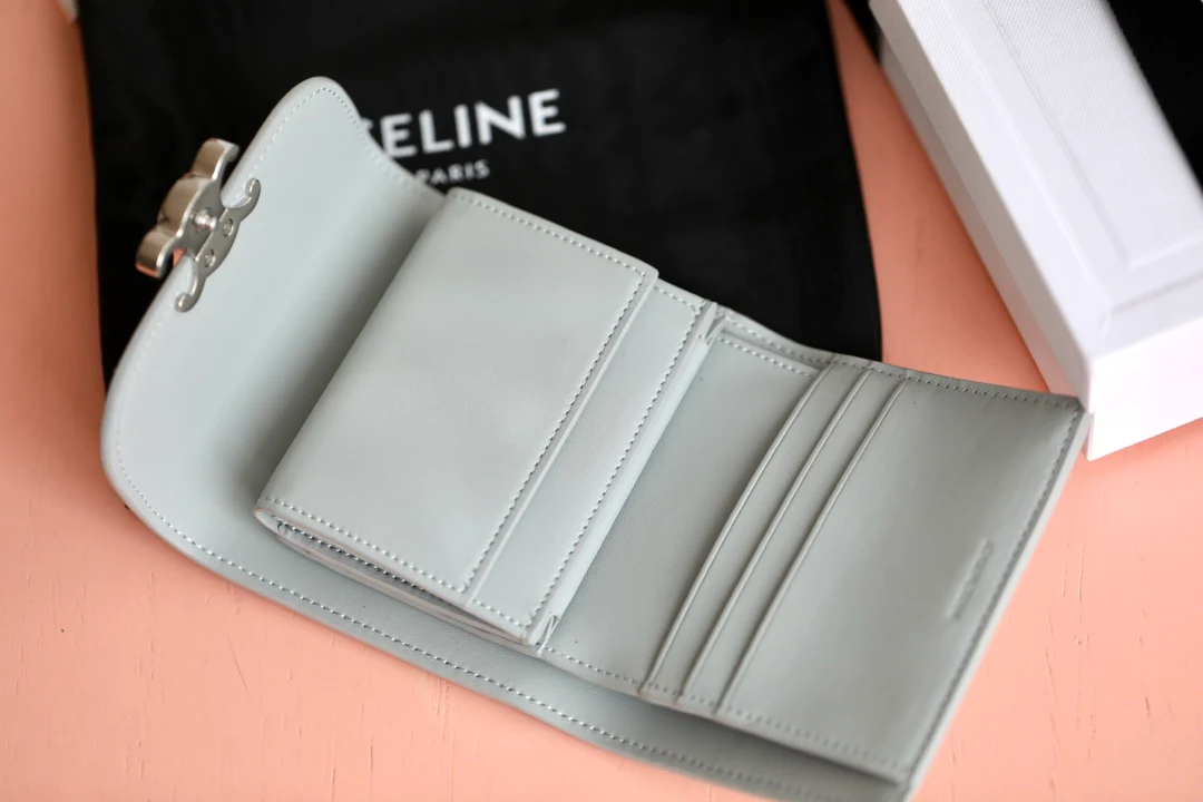 Маленький глянцевый кошелек-портмоне Triomphe из овечьей кожи, цвет ?минерально-серый?.