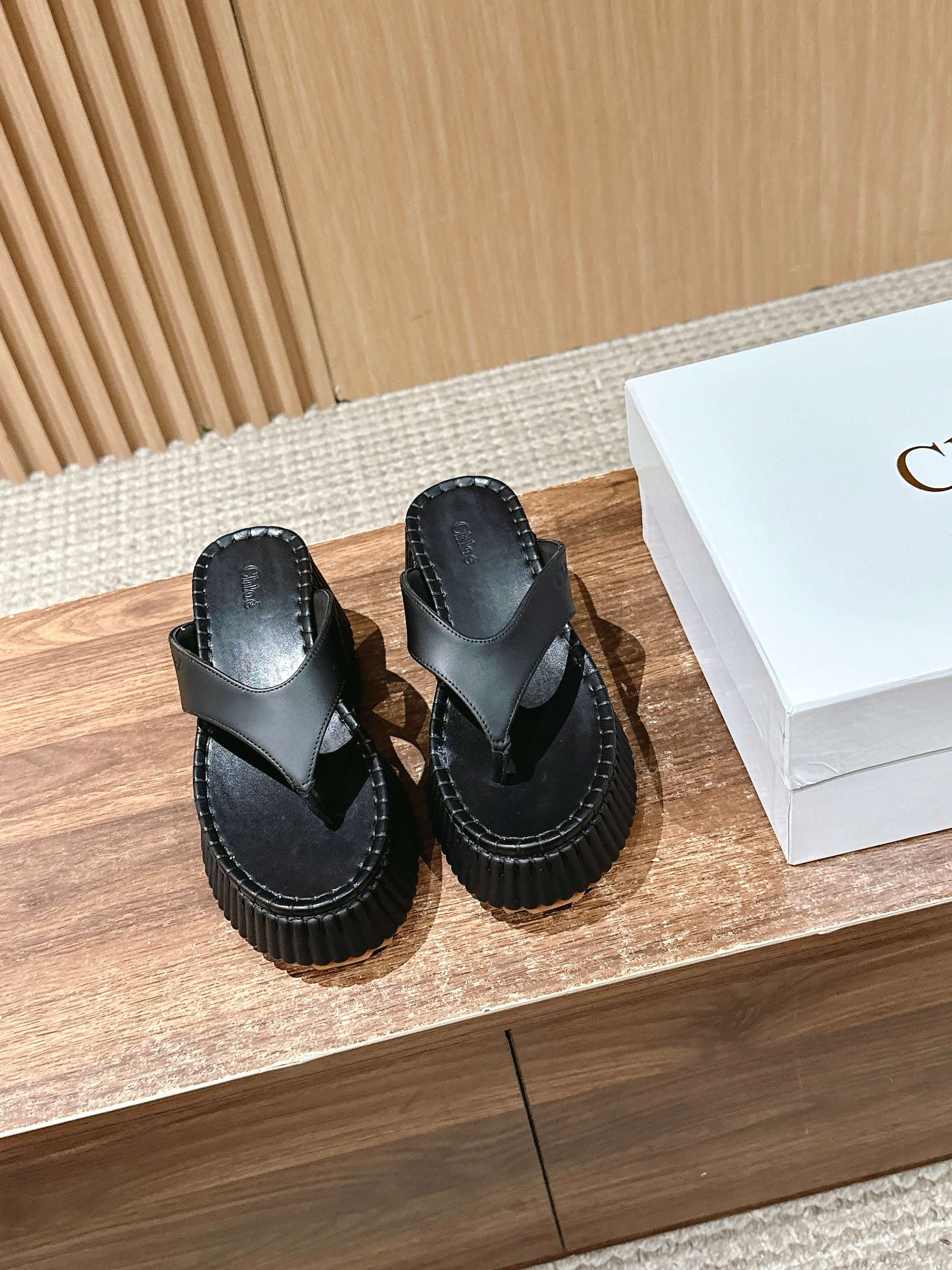 Шлёпанцы на платформе Chloe - чёрные