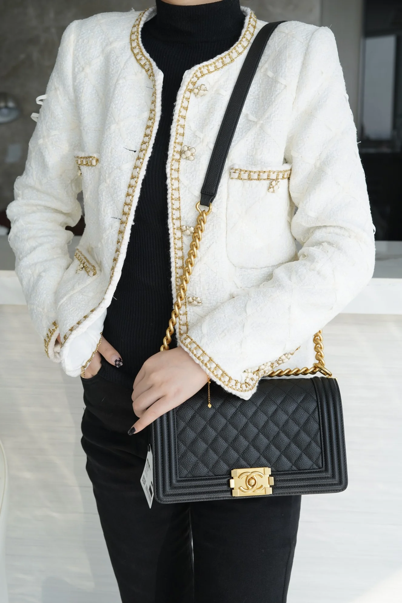 Часы Chanel Le Boy из коллекции Le Boy - из черной кожи личи с винтажной золотой пряжкой - 25 см