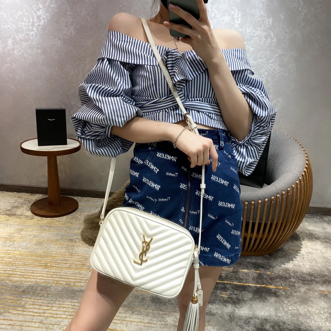 Фотосумка YSL Lou Bag — белая с золотой фурнитурой.