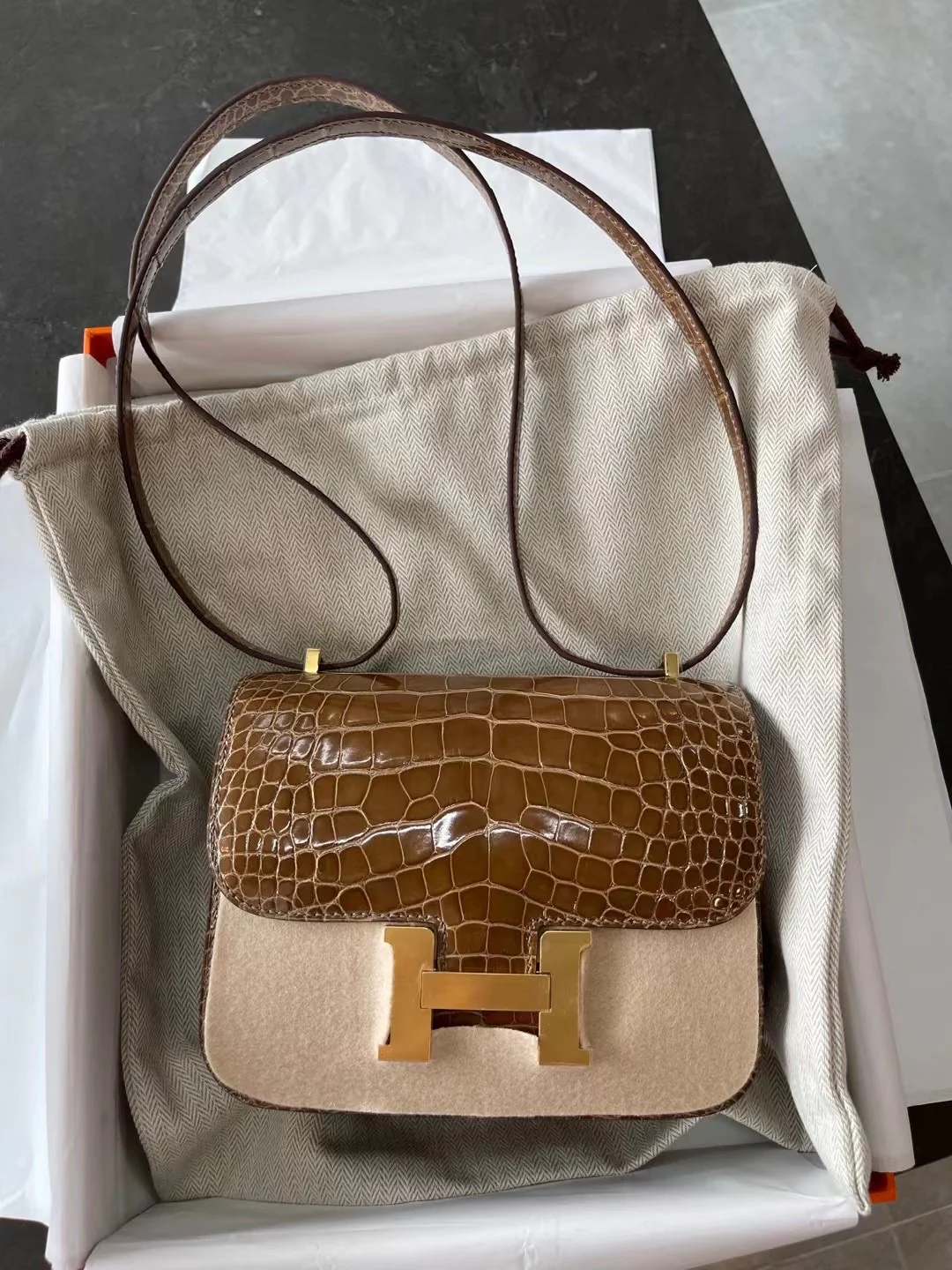 Hermes Constance 19 Миниатюрная пряжка из крокодиловой кожи медово-коричневого цвета с золотой отделкой