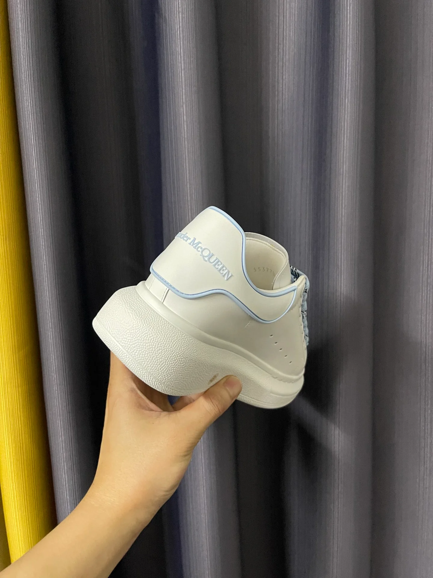 Классические белые кроссовки McQueen - унисекс - белые с голубым каблуком