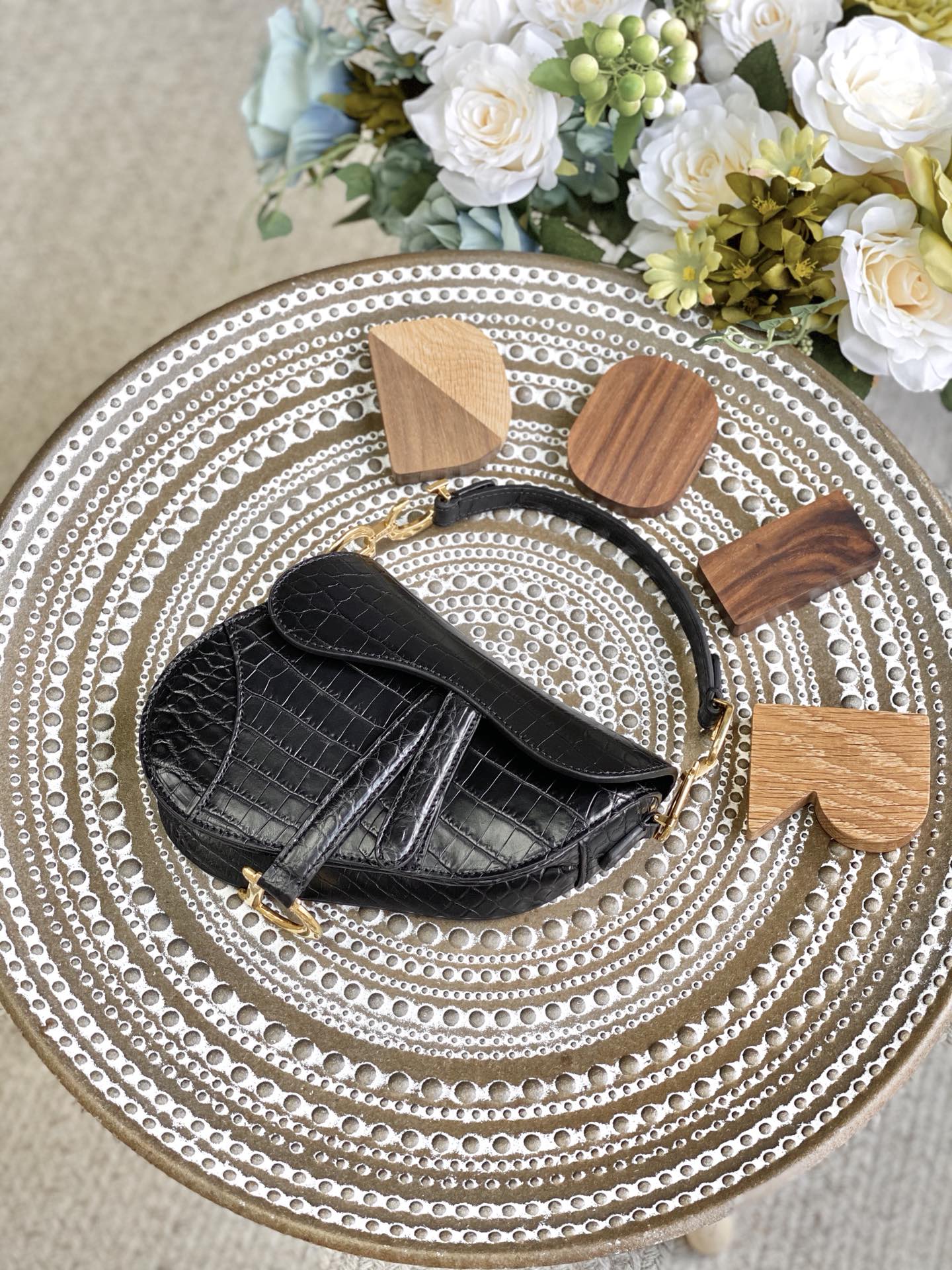 Сумка Dior Saddle Bag - из кожи аллигатора - маленькая, черная - 19 см