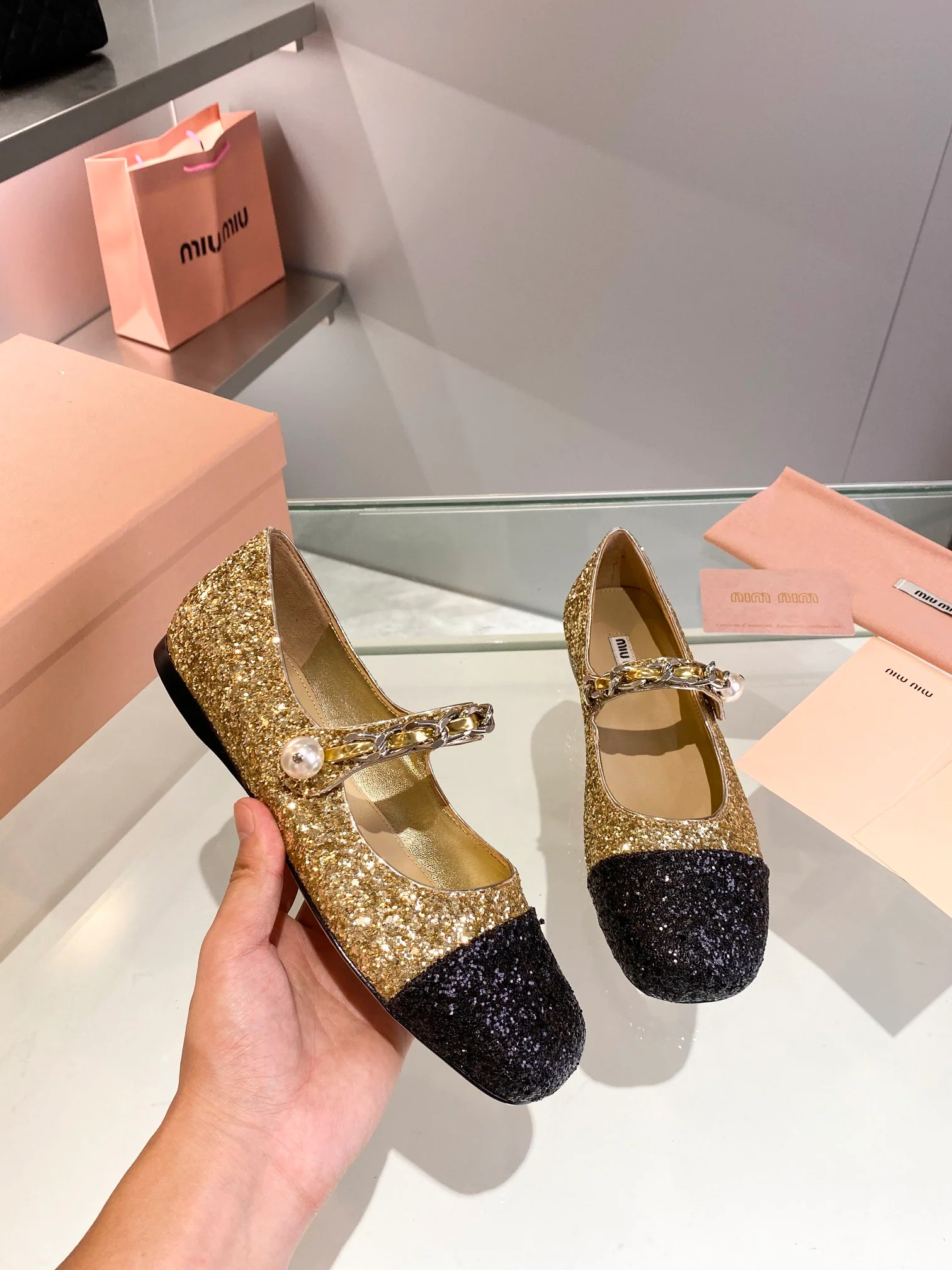 Новинка осенне-зимней коллекции Miu Miu 2023 — балетки со стразами — золотые.