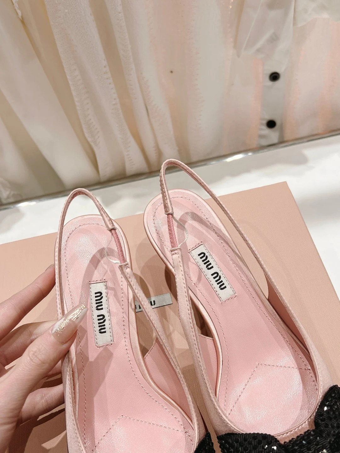 Новинка сезона весна/лето 2023 от Miu Miu - Босоножки на высоком каблуке с острым носком, украшенные стразами - высота 6 см - Розовые