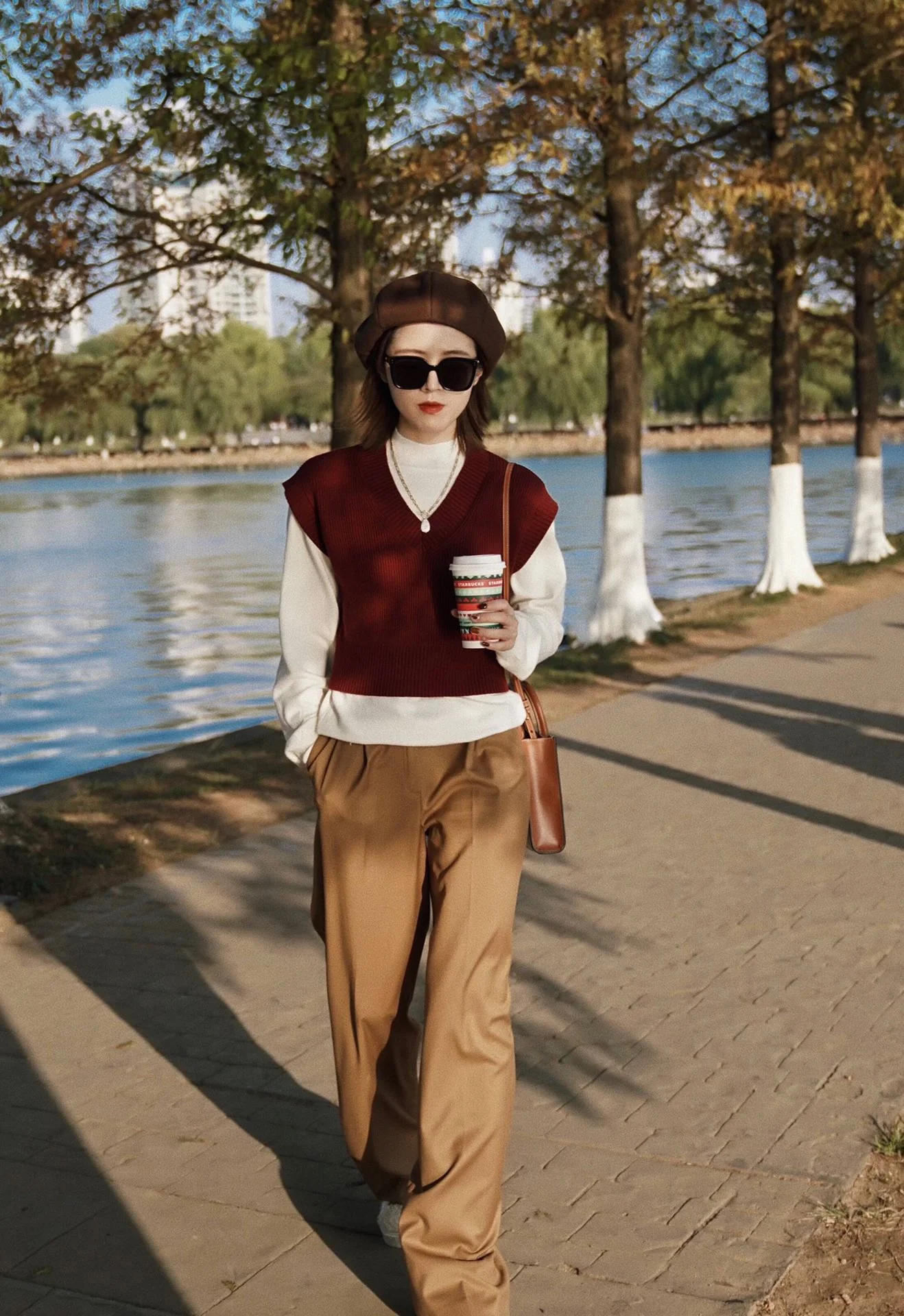 Мини-сумочка Celine Cabas Sulky с принтом из кожи вагю, вертикальная, желто-коричневая ткань.