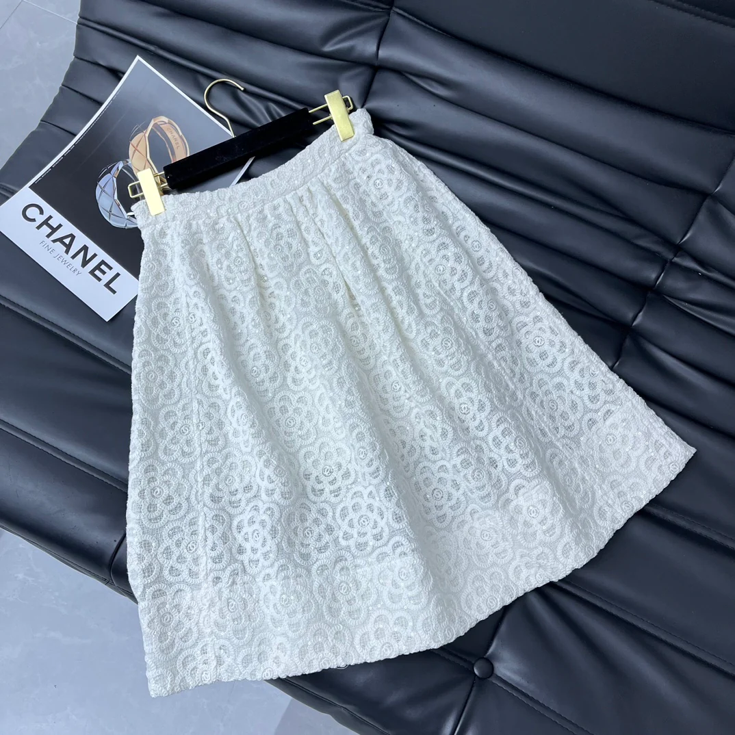 Chanel - Новинка 2403-24: Короткий костюм, расшитый пайетками - Белый