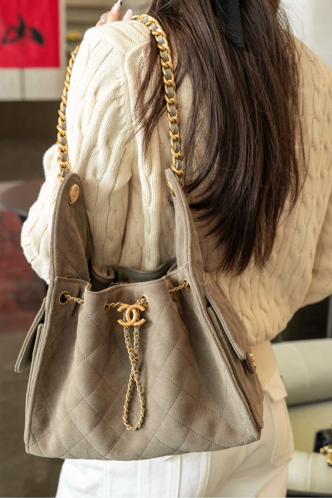 Сумка-хобо Chanel с завязками, замша, серая.