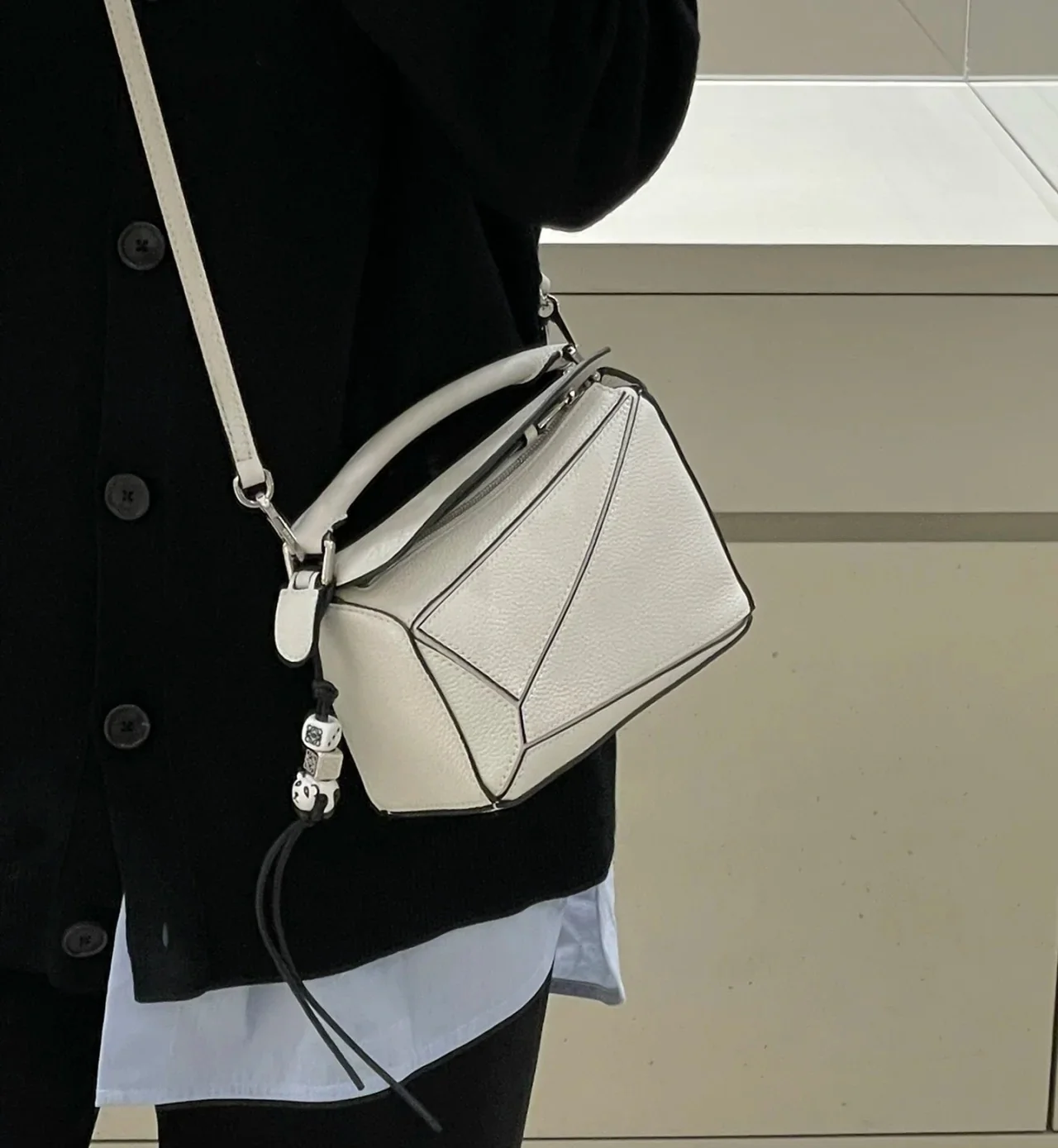 Мини-сумочка Loewe Grain Leather Puzzle из зернистой кожи, белая.