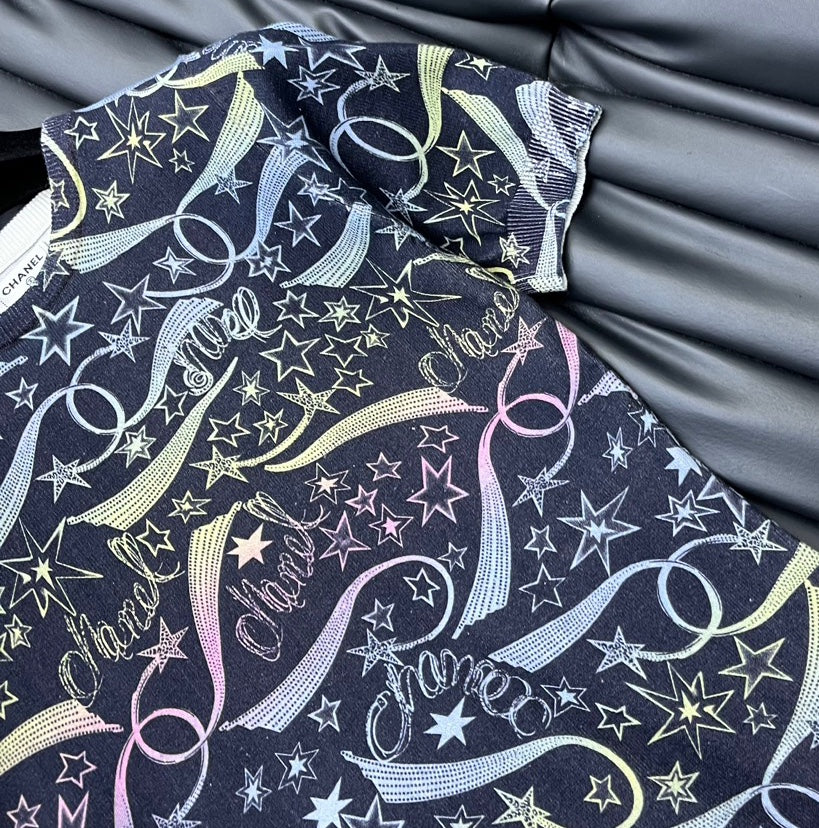 Платье Chanel 2403 Comet Collection из трикотажа с принтом и короткими рукавами.