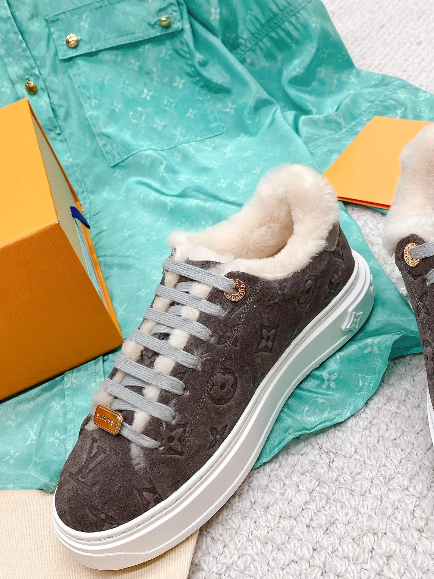 Новинка осенне-зимней коллекции LV 2022 — повседневные туфли на тиснёной платформе — коричневые.