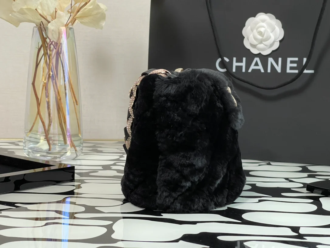 Сумка Chanel из овчины с цепочкой и бриллиантами - 1