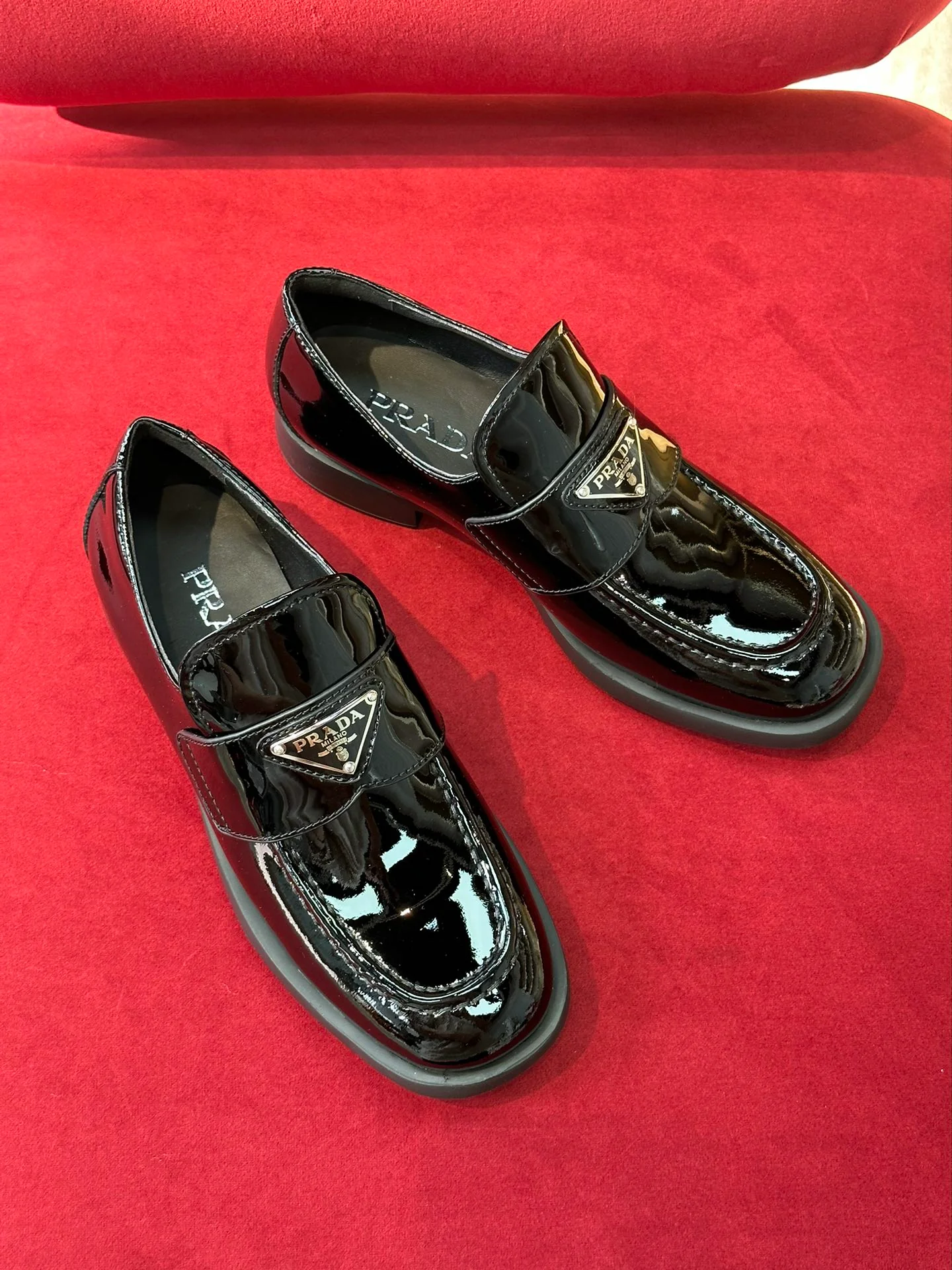 Кожаные лоферы Prada 2024 - черные