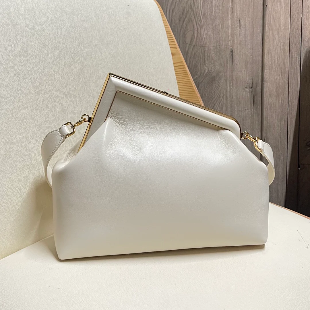 Средняя белая кожаная сумка Fendi First